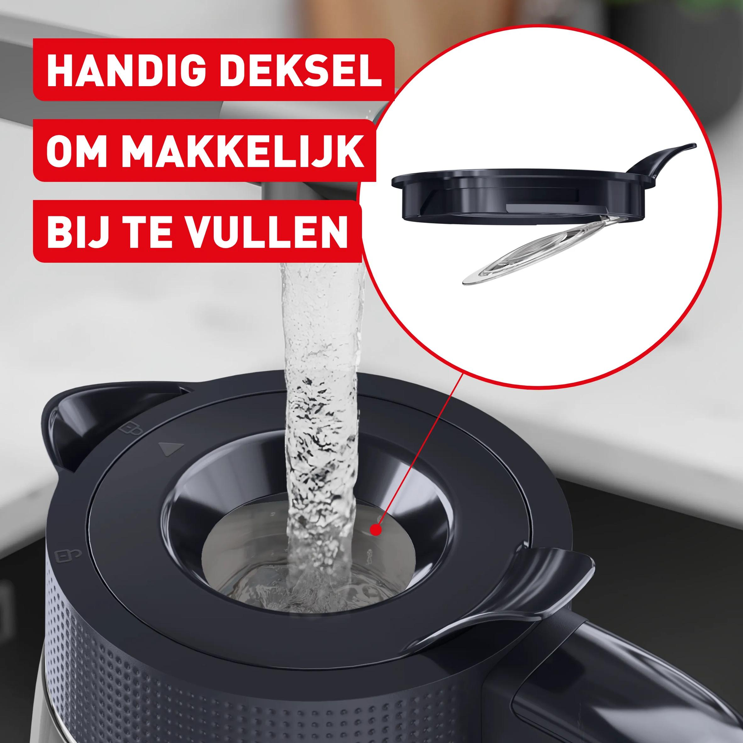 Water stroomt in een waterkoker met een handige klapdeksel voor gemakkelijk bijvullen.