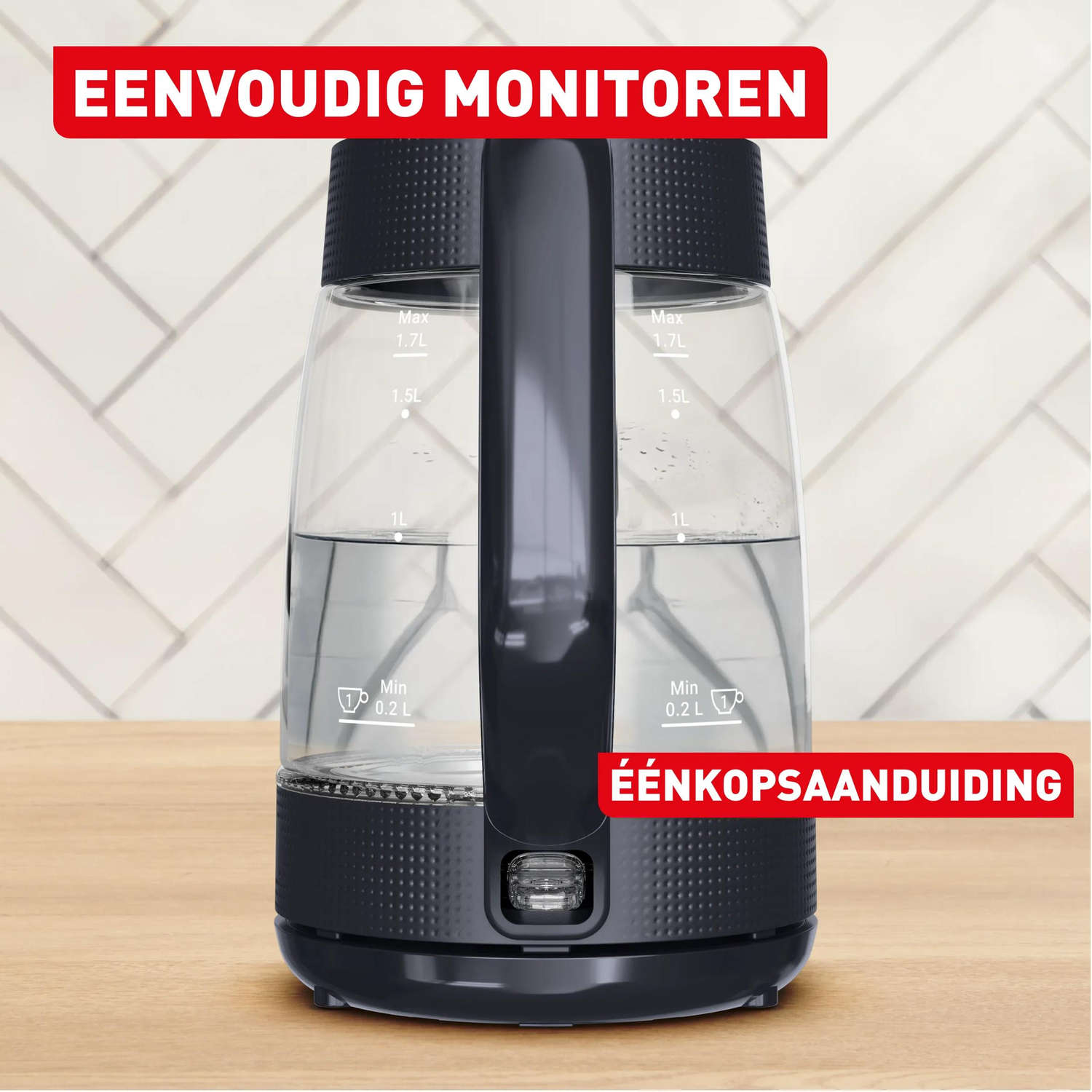 Een doorzichtige waterkoker met zwarte accenten en maatstreepjes.