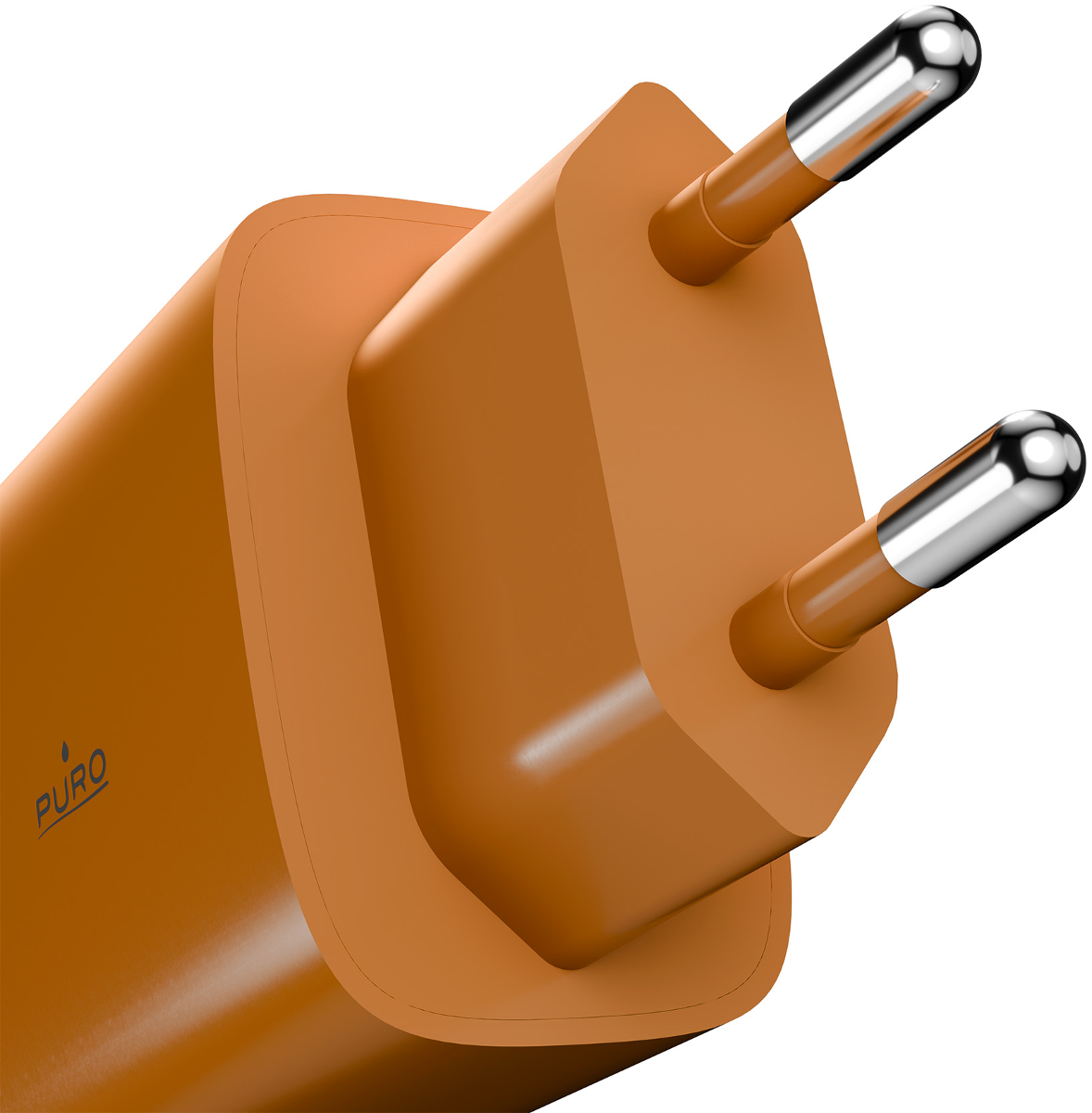 Ein orangefarbener Stecker mit zwei silbernen Stiften und dem Puro-Logo.