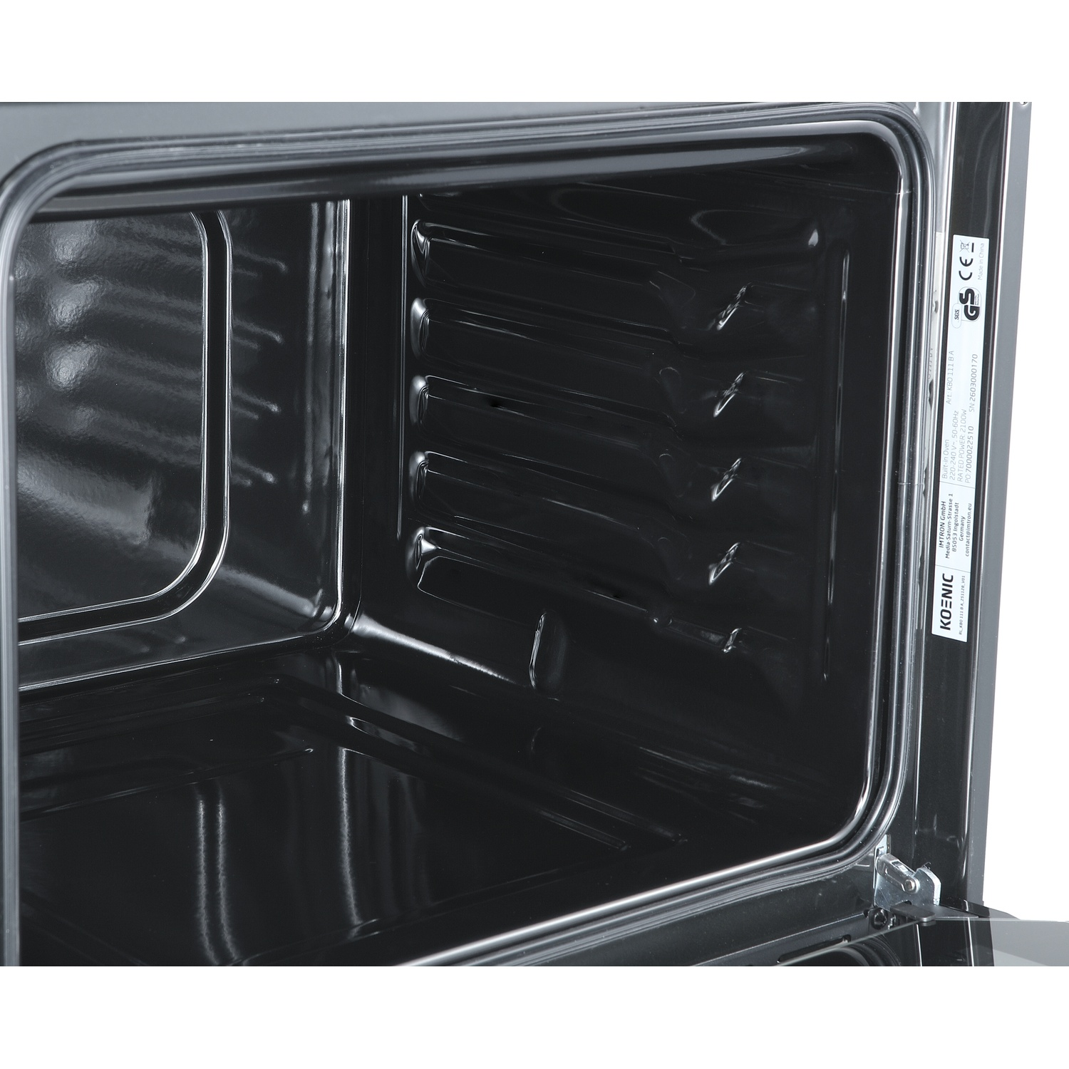 Interno di un forno scuro con griglie e lucentezza.