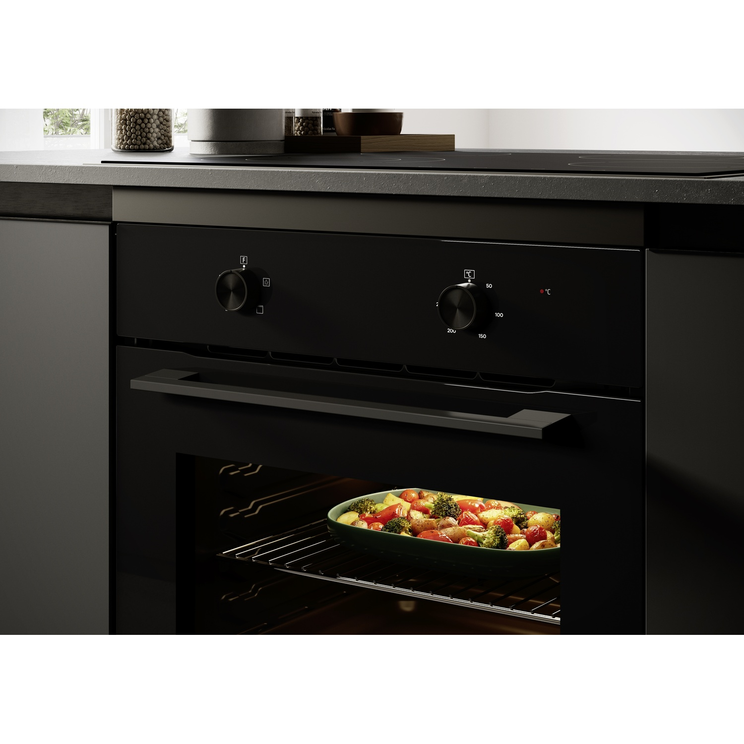 Un forno da incasso nero con una teglia verde di verdure.