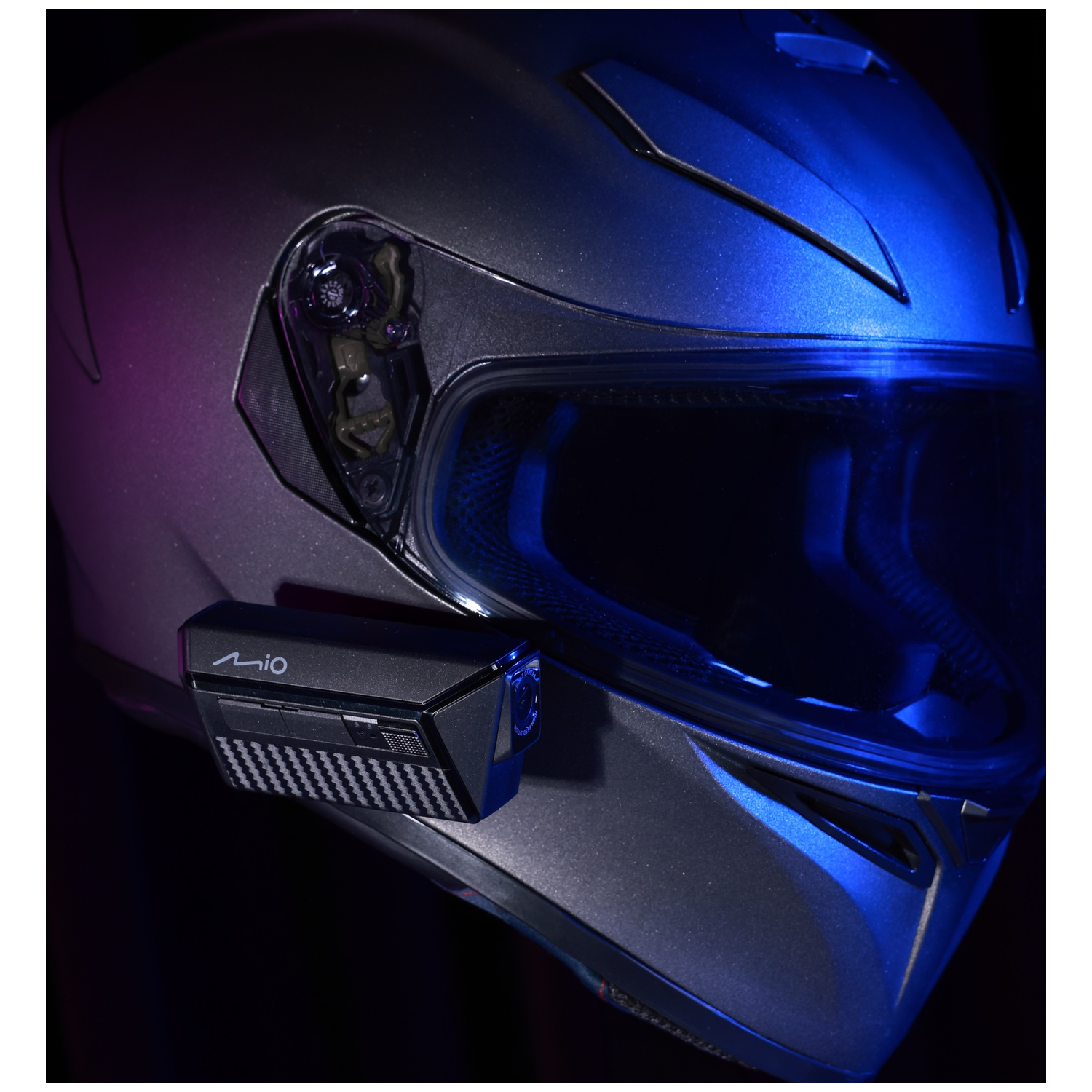 Een grijze motorhelm met een kleine zwarte camera, verlicht door blauw en paars licht.