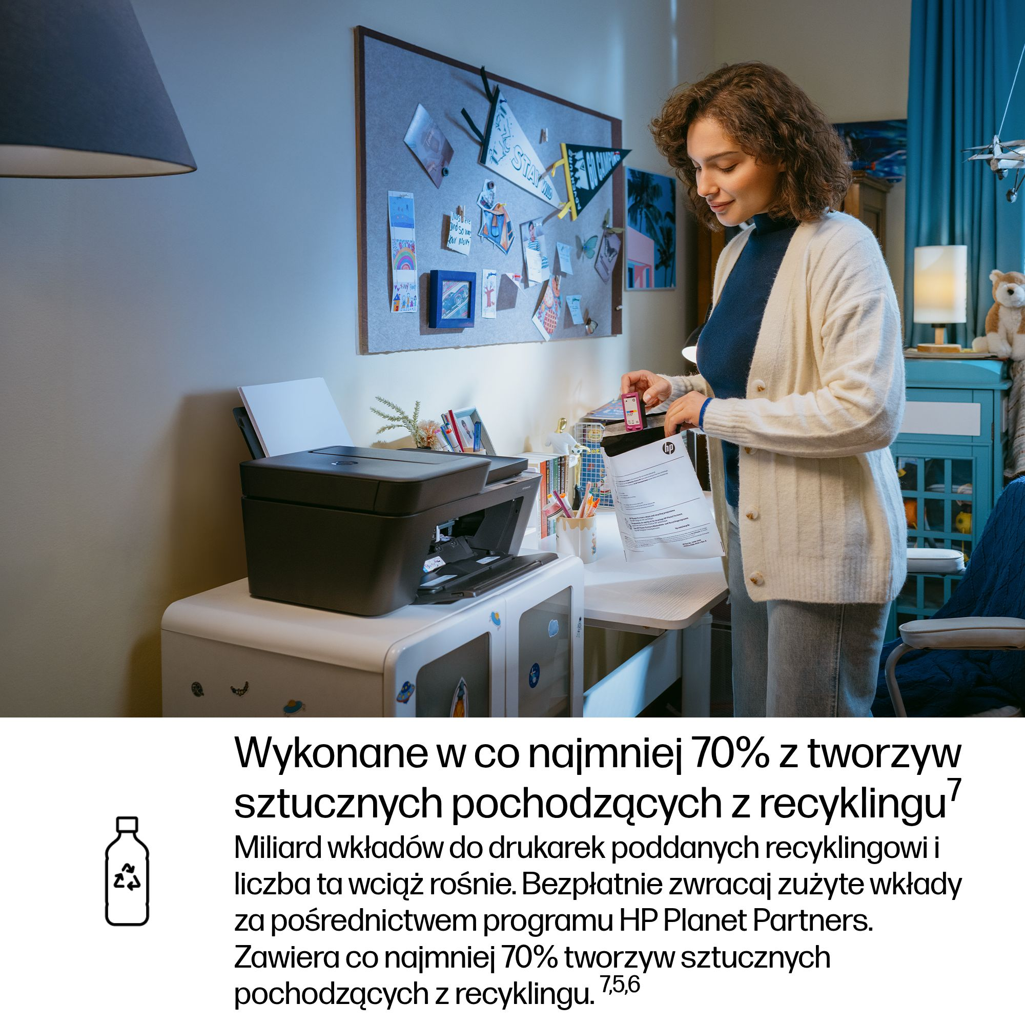 Kobieta z kręconymi włosami stoi przy biurku z drukarką.