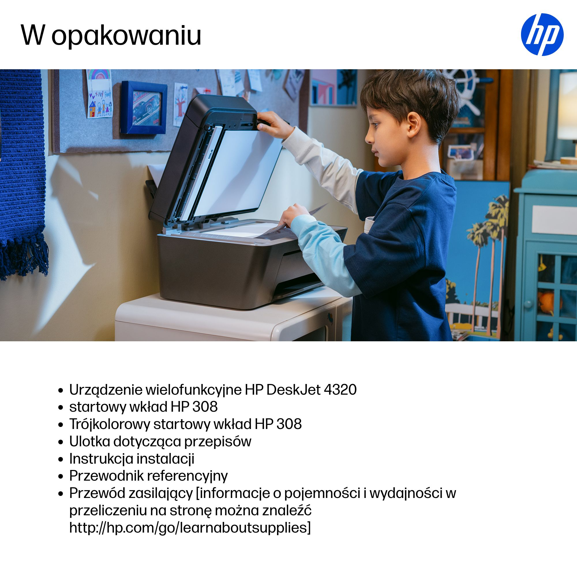 Chłopiec wkłada papier do drukarki HP. Widoczne logo HP.