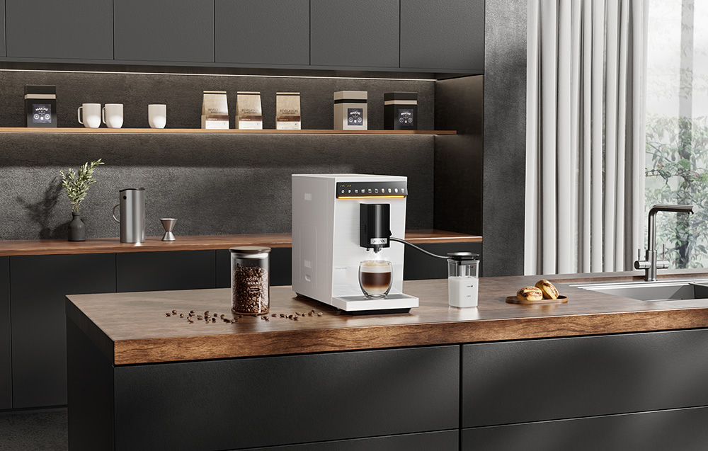 Biały ekspres do kawy ze szklanką i dzbankiem na mleko na drewnianym blacie.