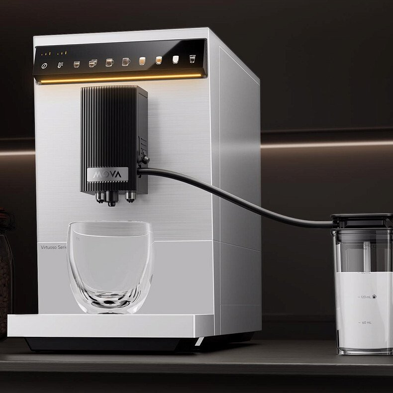 Srebrna ekspres do kawy ze szklanką i pojemnikiem na mleko