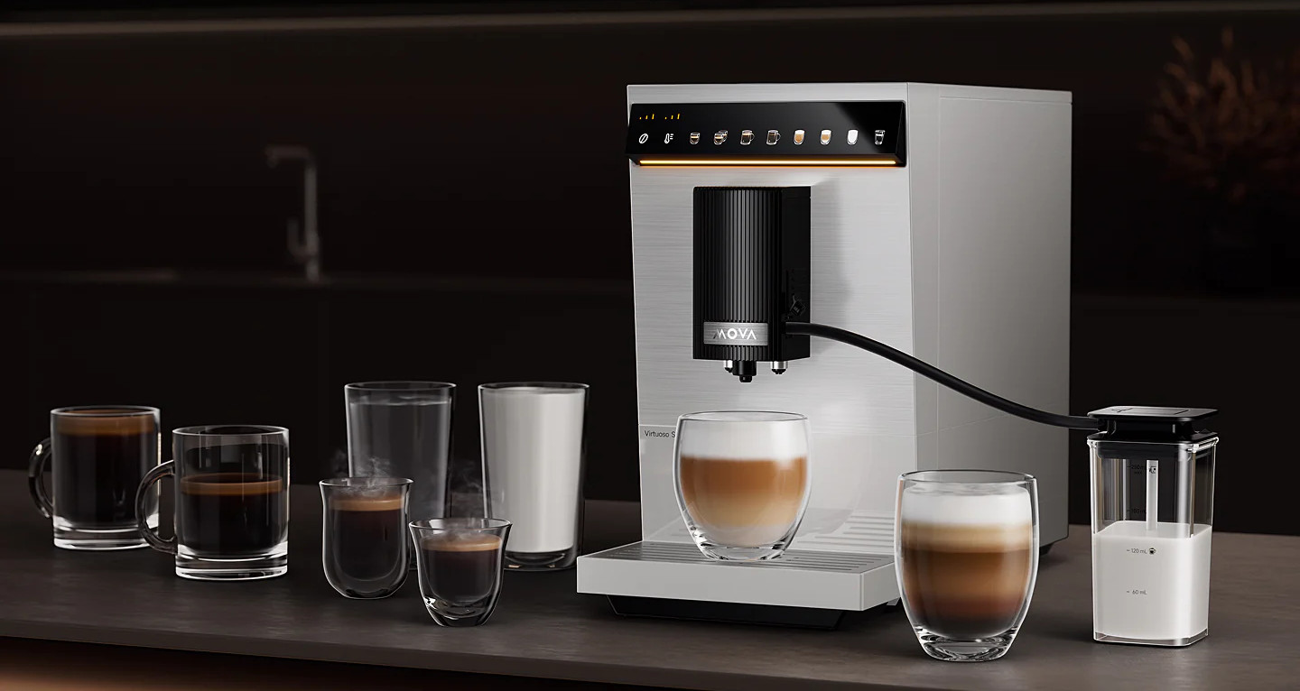 Ekspres do kawy ze szklankami wypełnionymi kawą i mlekiem.