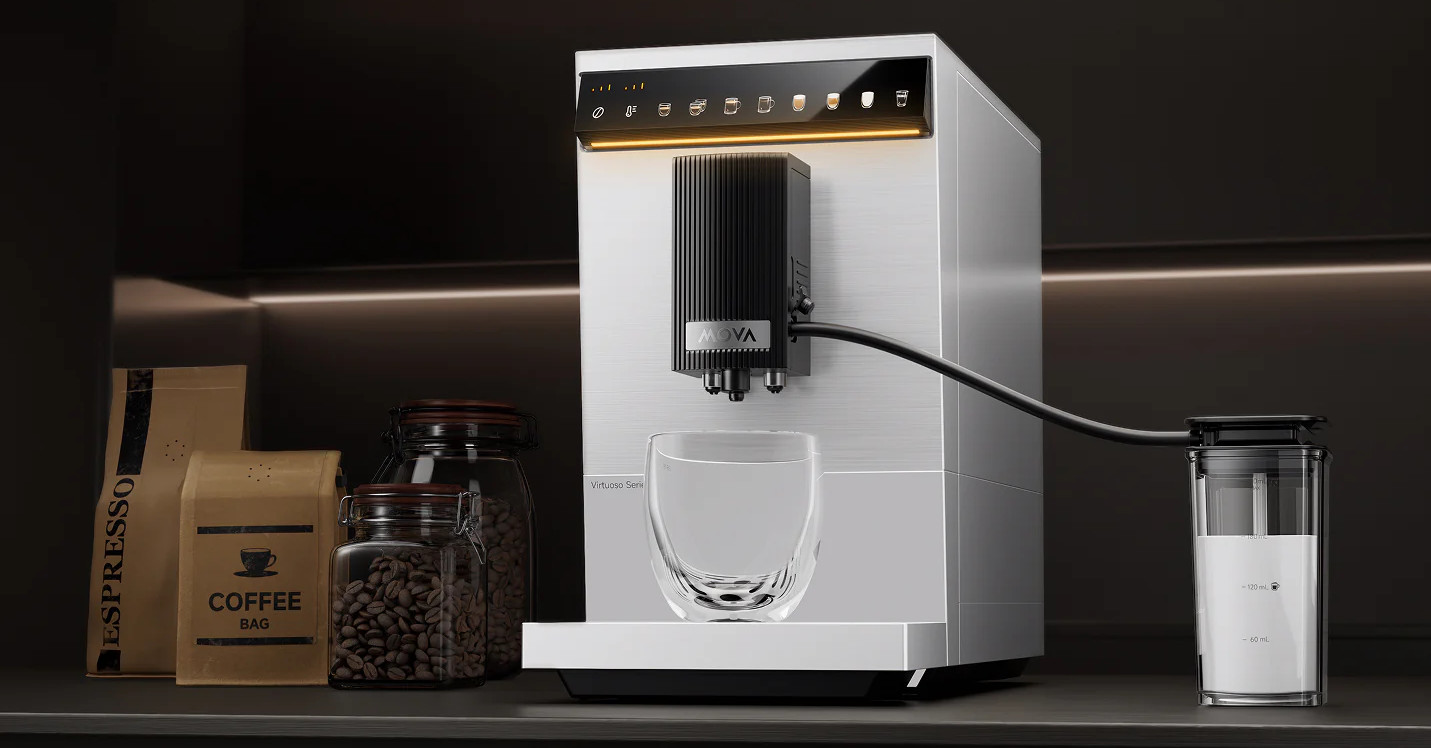 Srebrna ekspres do kawy ze szklanką i ziarnami kawy.