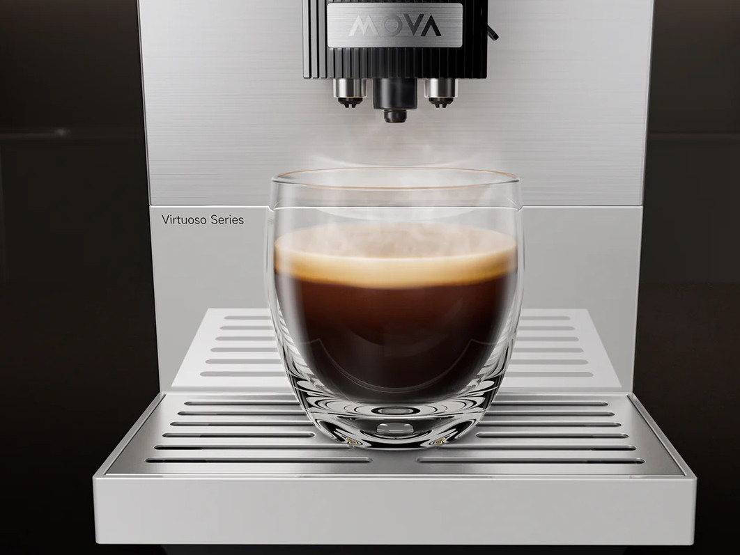 Parująca filiżanka espresso stoi na ekspresie Virtuoso Series.