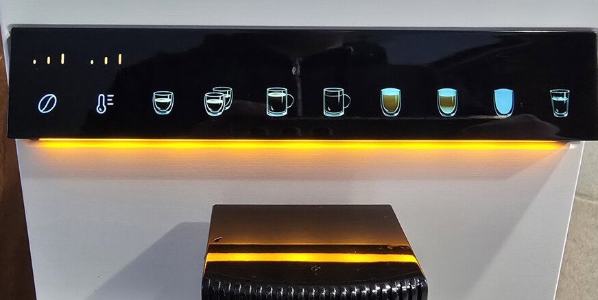 Panel sterowania ekspresu do kawy z ikonami kawy, temperatury i różnych filiżanek.