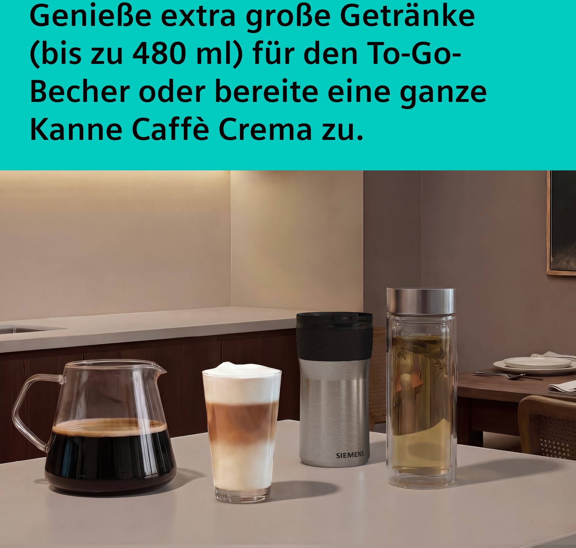 Ein Glas Kaffee, ein To-Go-Becher und eine Teekanne auf einem Tisch.