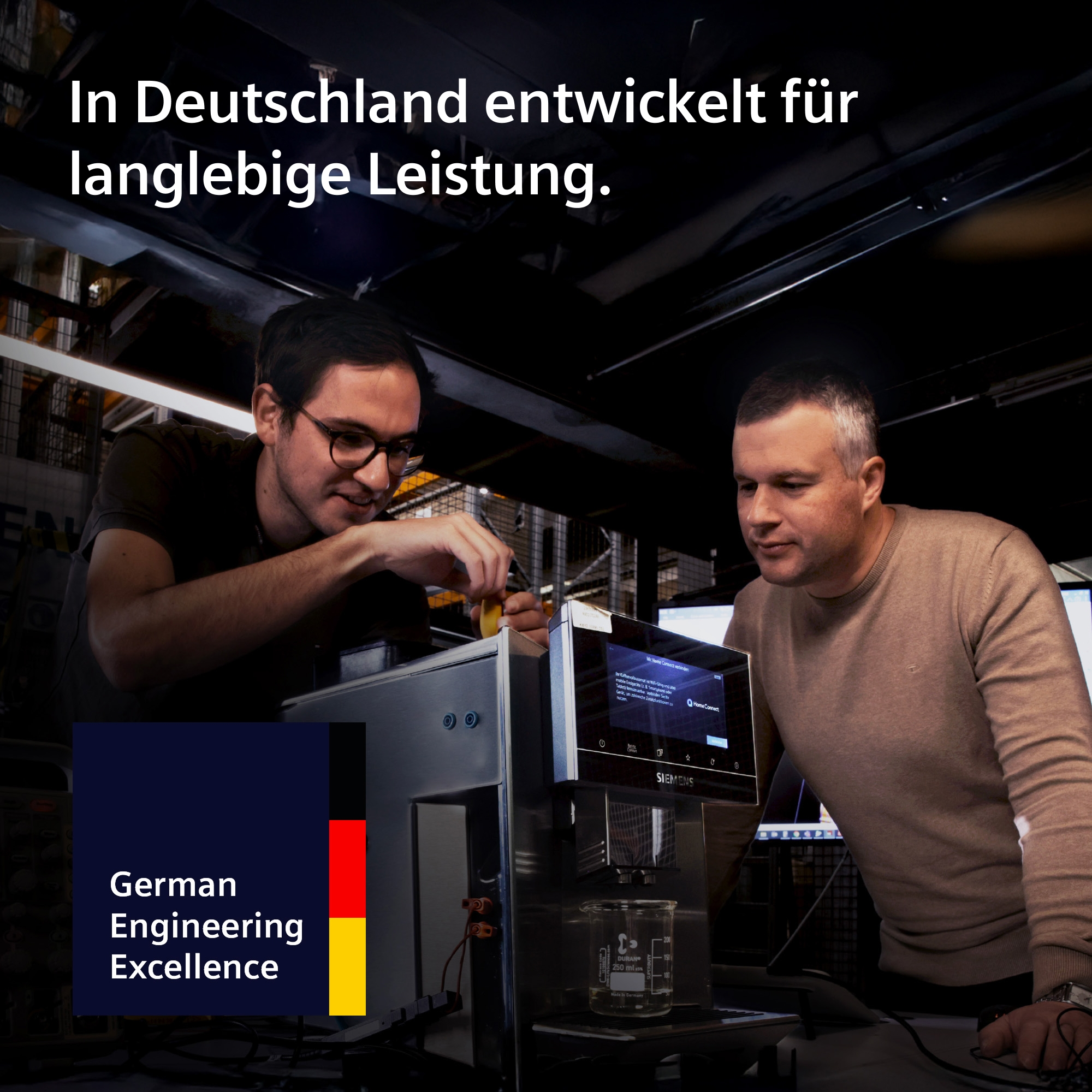 Zwei Männer arbeiten an einem Siemens-Gerät mit deutschem Ingenieurwesen-Logo.