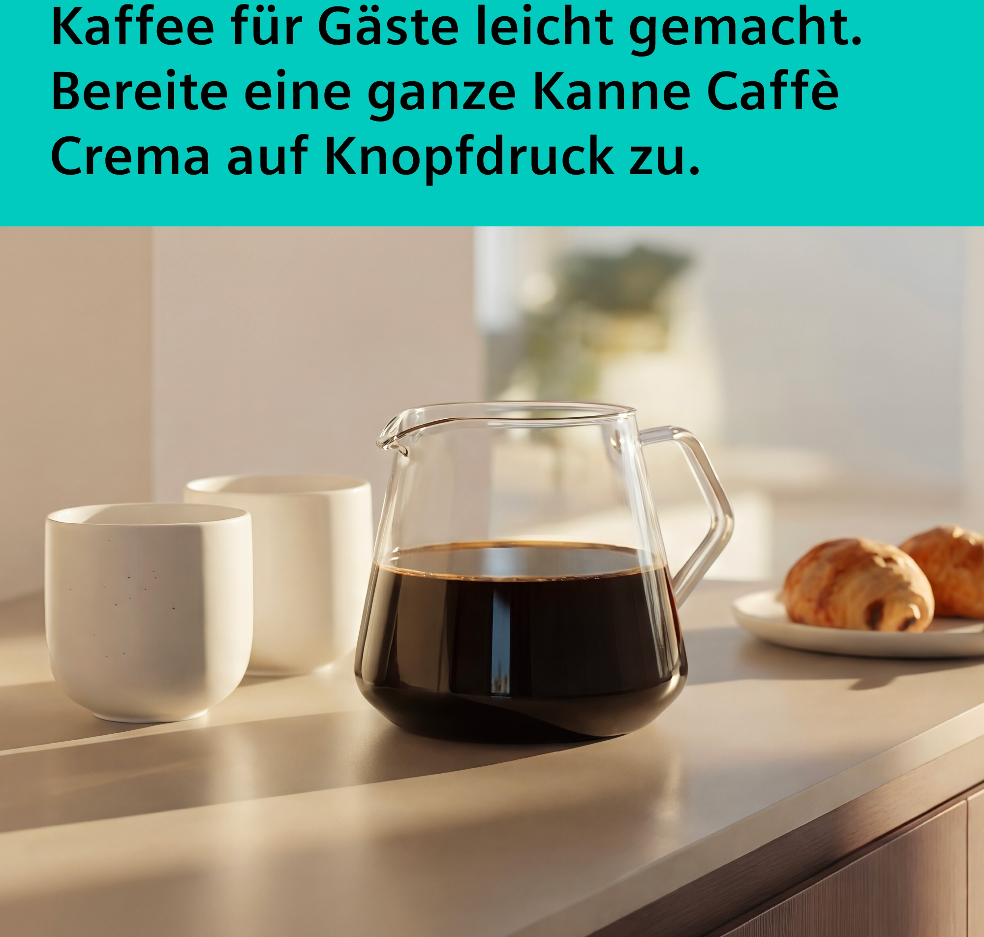 Kaffeekanne mit Kaffee, zwei Tassen und Croissants auf einem Tisch.