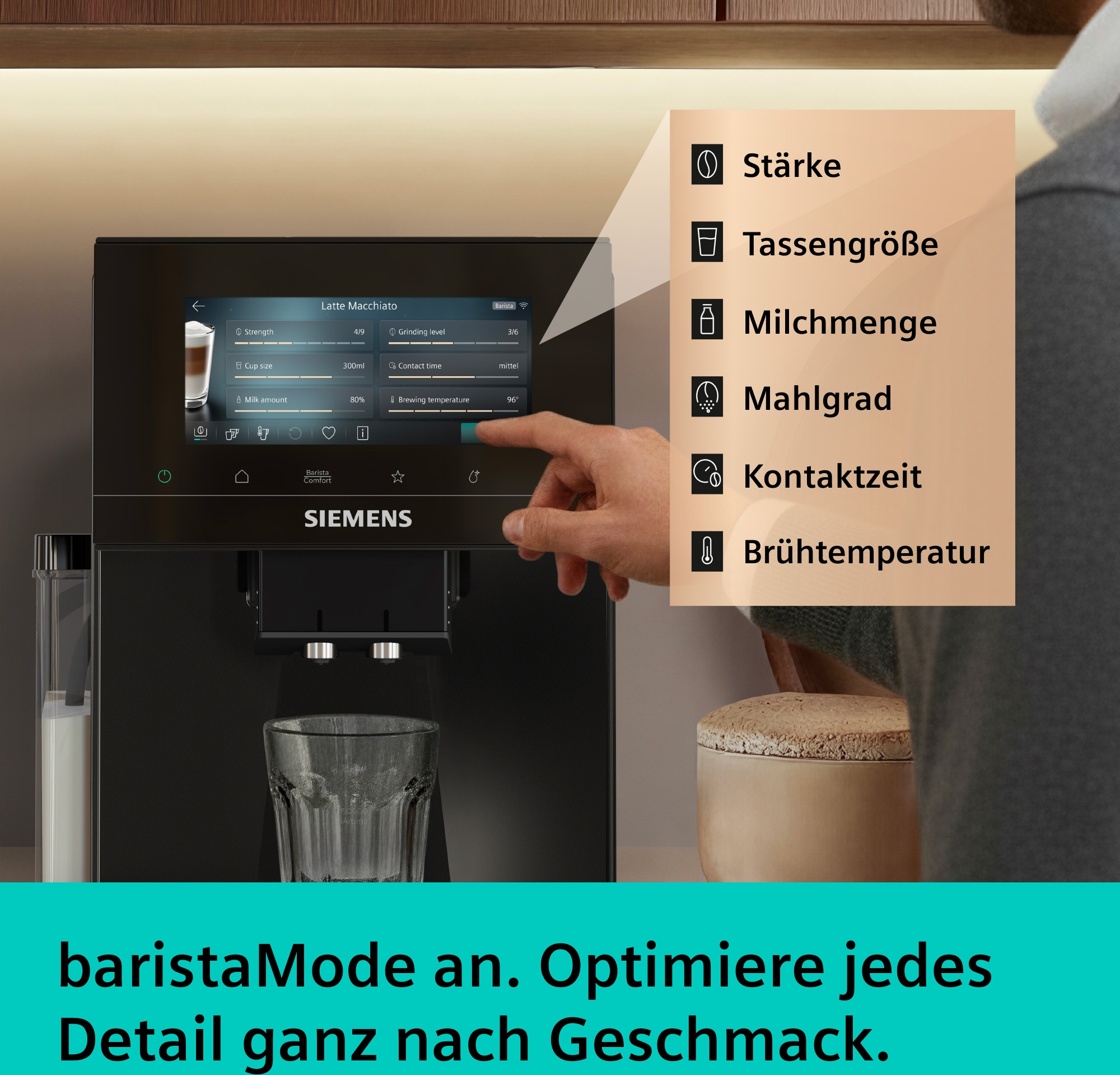 Eine Hand passt Kaffee-Einstellungen an einem Sie­mens-Display an. Optionen sind Stärke, Größe, Milch.