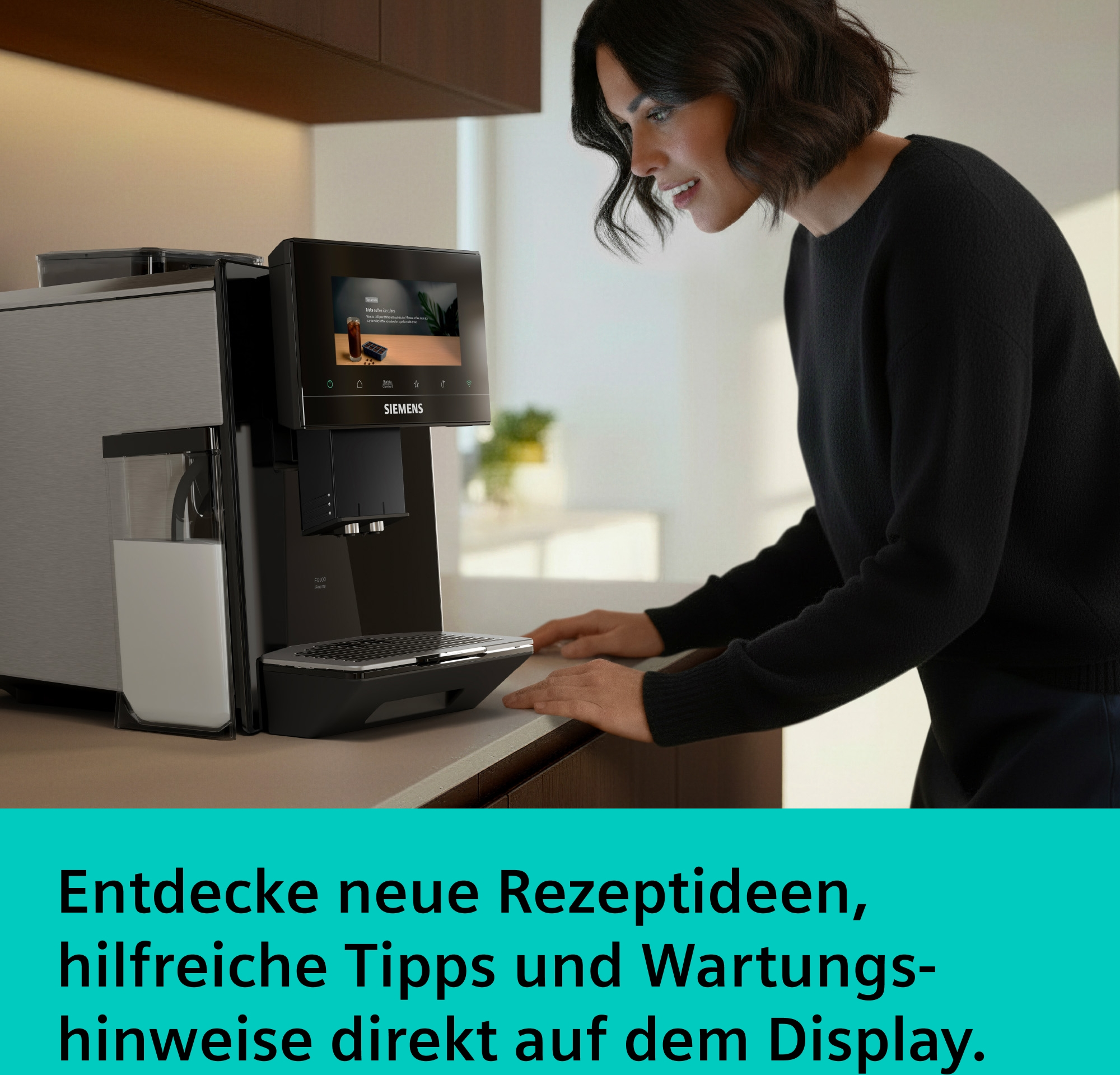 Eine Frau mit dunklem Haar blickt auf eine Kaffeemaschine mit Touchscreen.