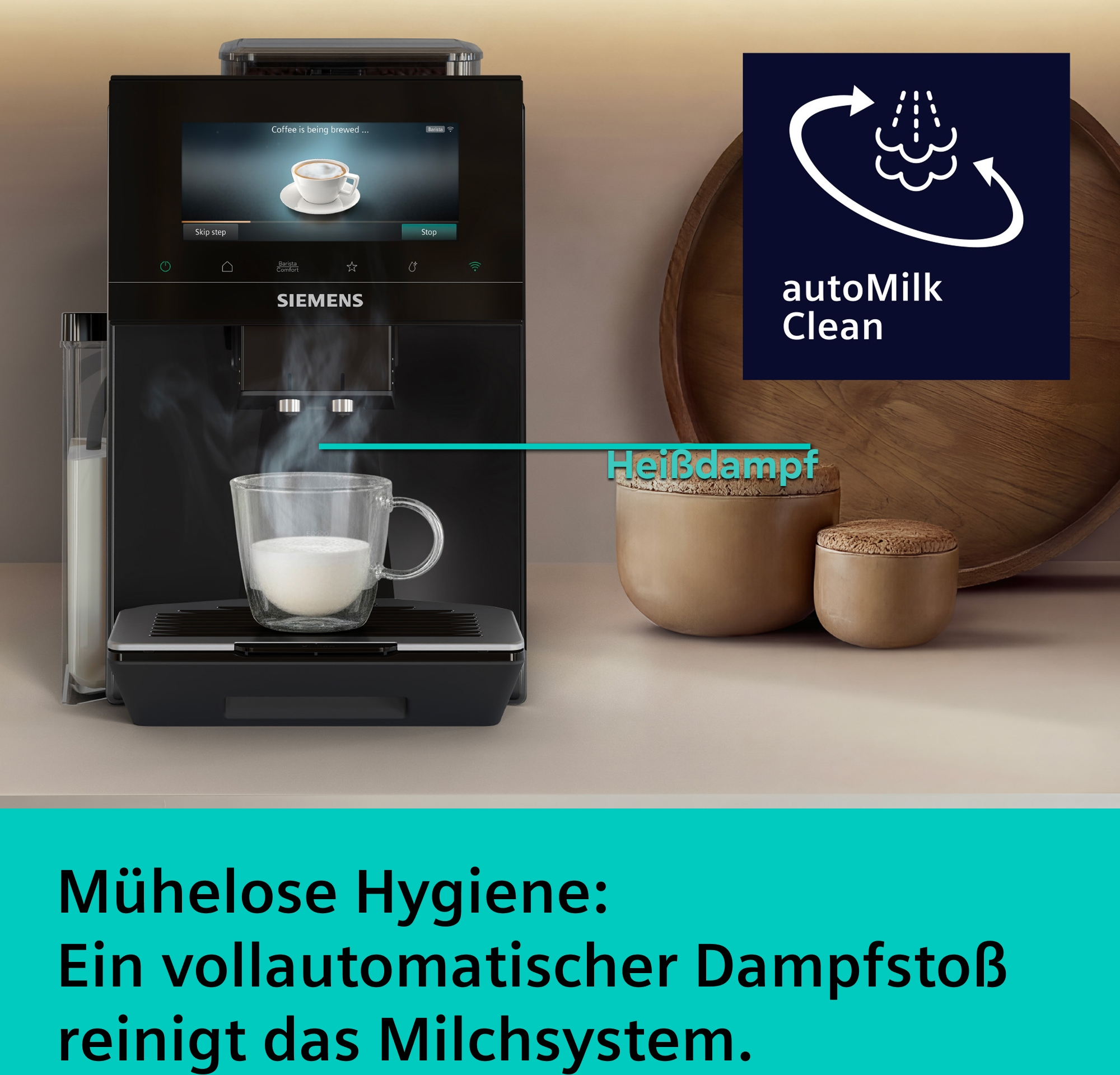 Kaffeemaschine mit Milchschaum in einer Tasse und Dampfreinigungssymbol.