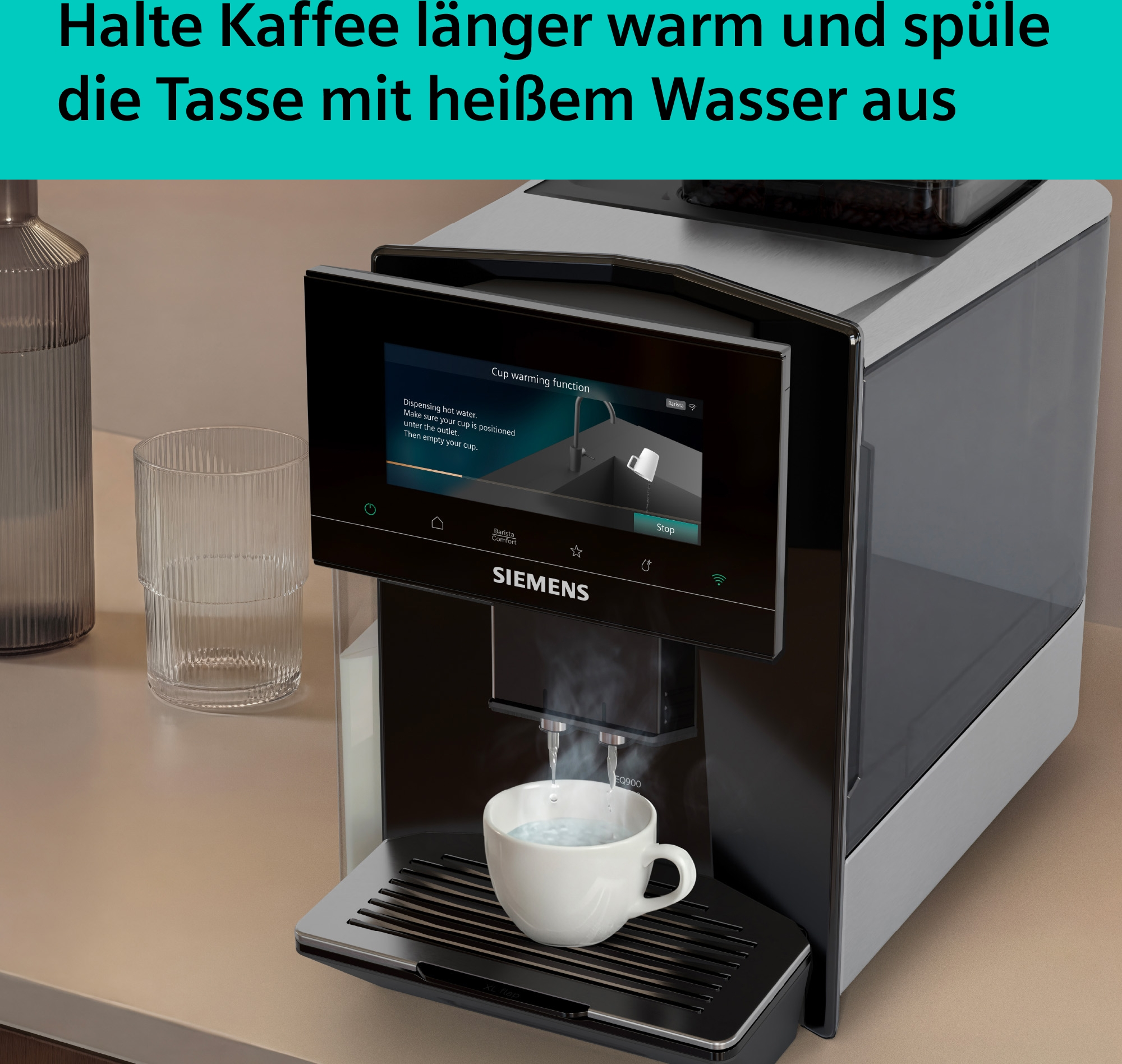 Kaffeemaschine erwärmt eine Tasse mit heißem Wasser, Dampf steigt auf.