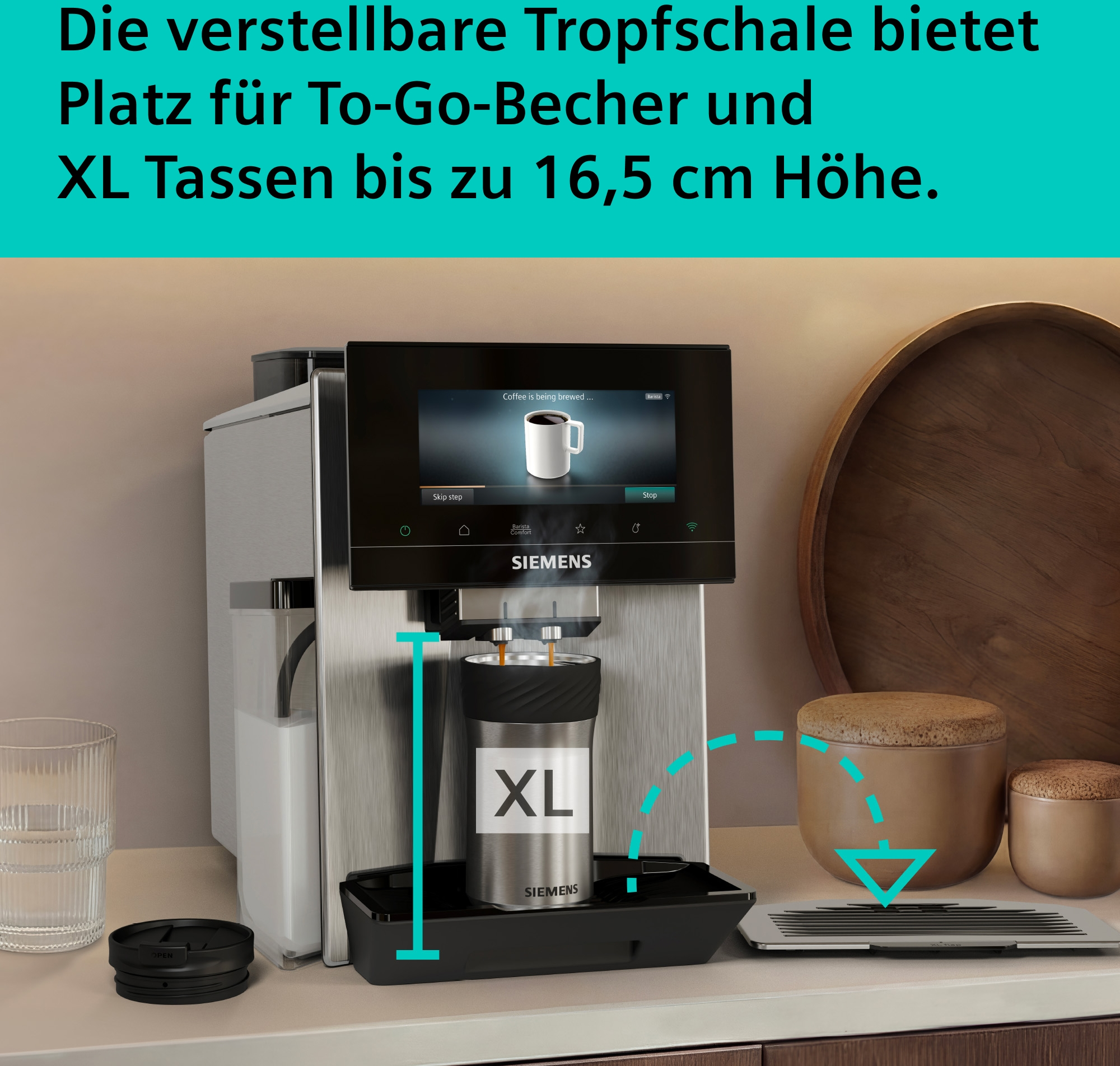 Kaffeevollautomat brüht Kaffee in einen XL-Becher, Tropfschale höhenverstellbar.
