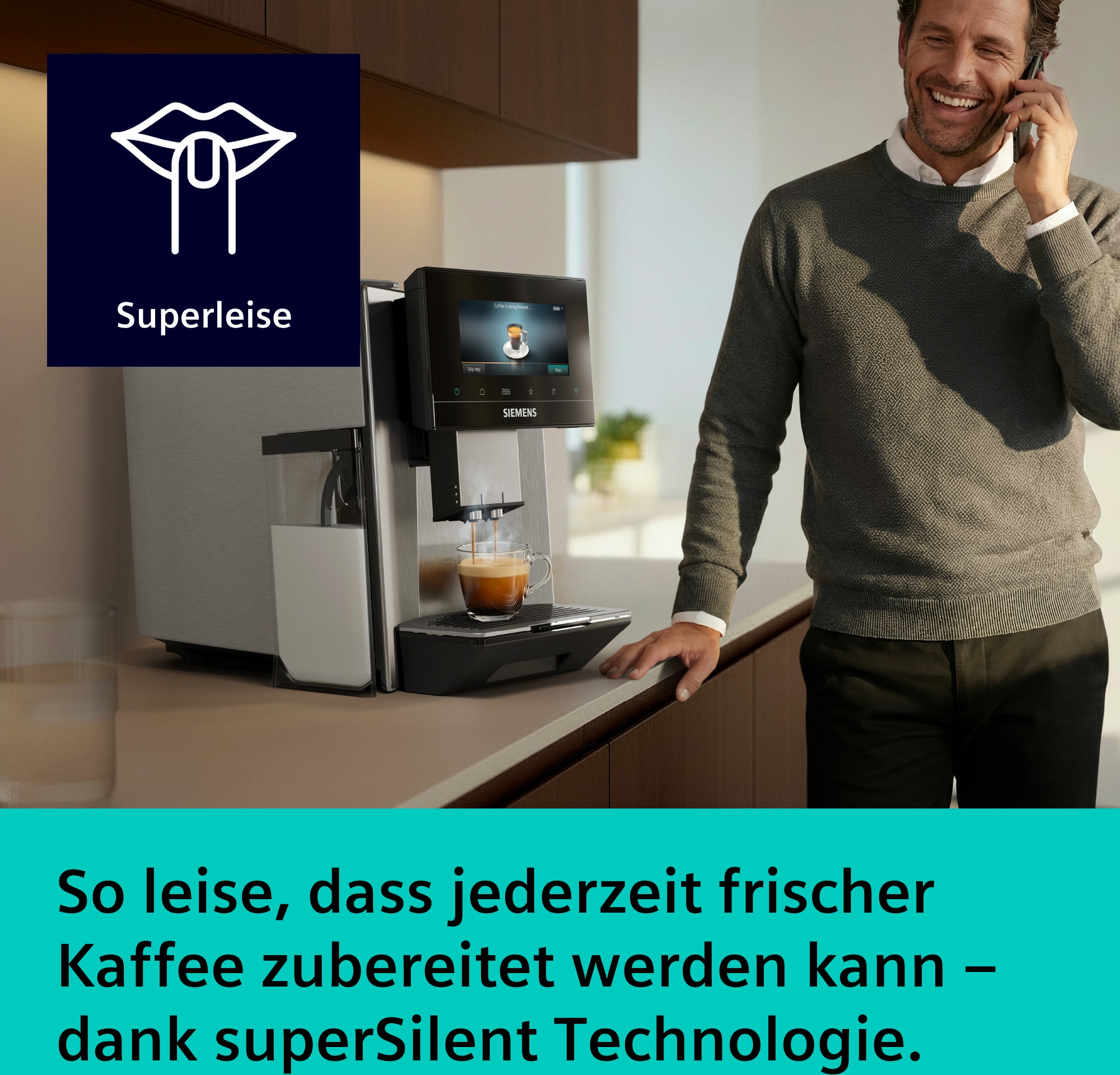 Mann telefoniert neben Kaffeemaschine, die Kaffee brüht. Icon: Lippen mit Finger.