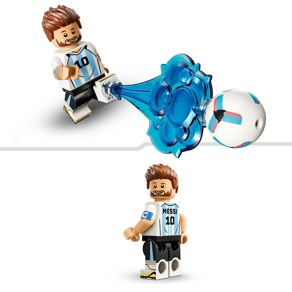 Zwei Lego-Figuren von Messi in Fußballtrikots mit Ball und Schussvorrichtung.