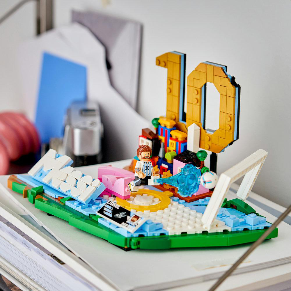 Lego-Aufbau mit Messi-Figur, Geschenken und der Zahl 10.