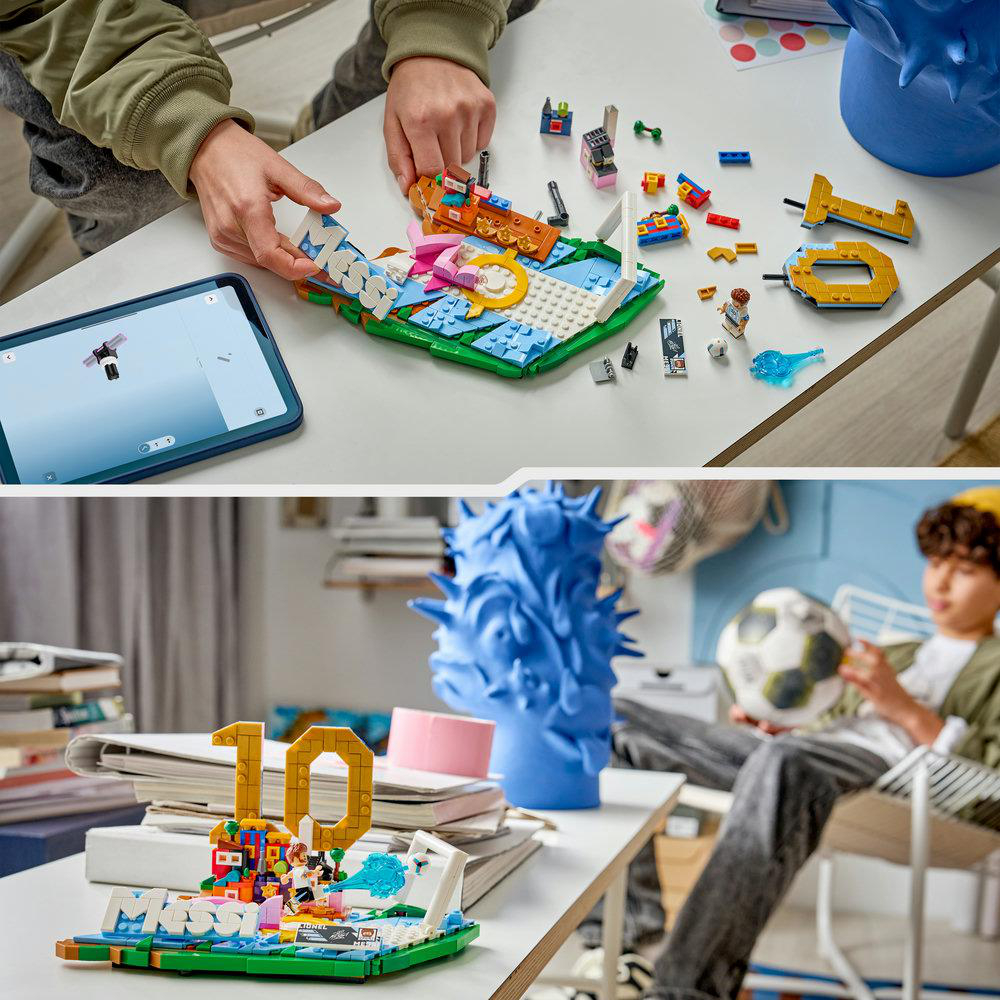 Hände bauen Lego, ein Tablet zeigt Anleitung. Unten ein Junge hält einen Fußball.