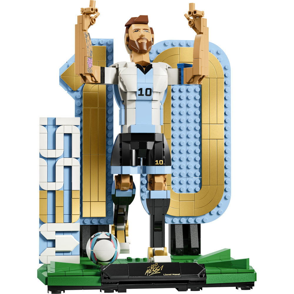 Lego-Figur von Lionel Messi in Argentinien-Trikot mit Nummer 10, Fußball und "10"-Symbol.