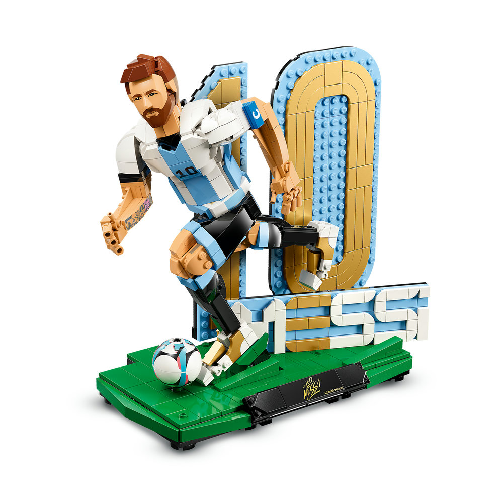 Lego-Figur von Lionel Messi in Aktion mit Ball vor einer "10" und seinem Namen.