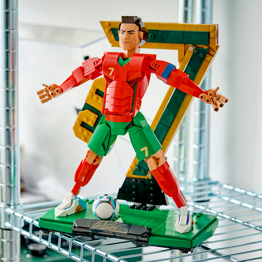 LEGO Cristiano Ronaldo Figur im rot-grünen Trikot, mit Fußball und großer 7.