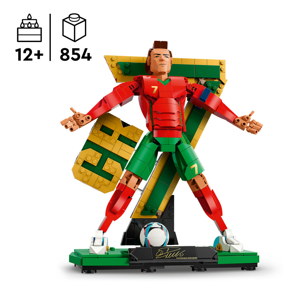Ein Lego-Modell von Cristiano Ronaldo in Rot und Grün, mit einem Fußball auf einem Sockel.
