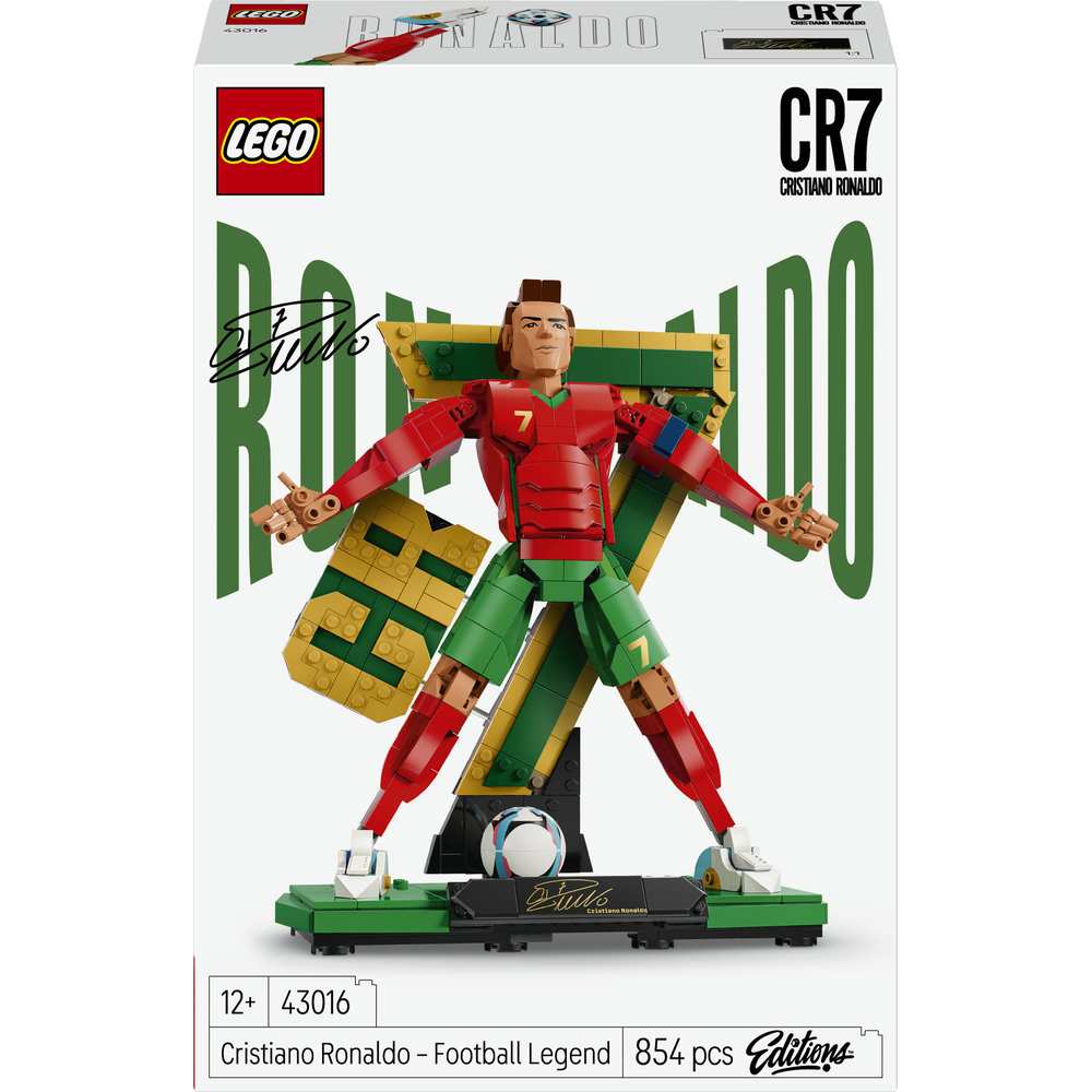 Lego-Bausatz Cristiano Ronaldo in Rot und Grün mit Fußball, vor dem Schriftzug CR7.