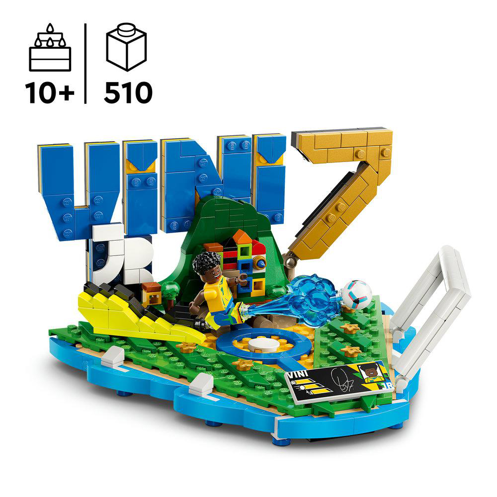 Ein Lego-Fußballfeld mit einer Figur, Tor und riesigen Buchstaben.