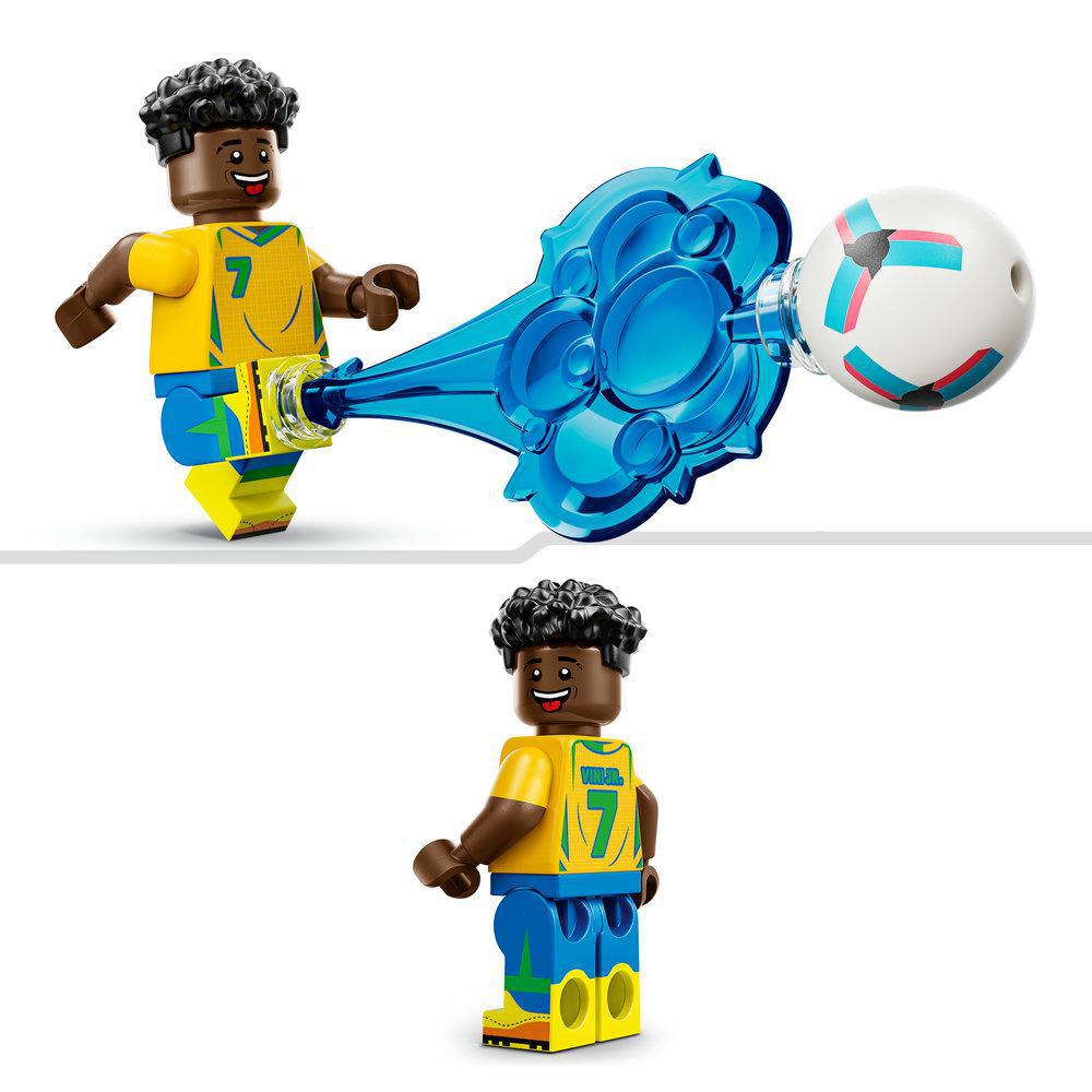 Ein Lego-Fußballer in gelbem Trikot mit Nummer 7 und blauen Shorts, der einen Ball tritt.