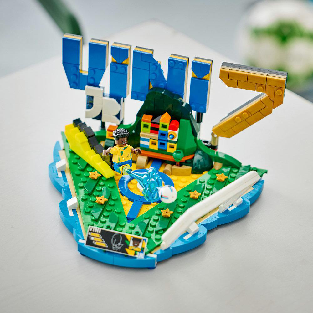 Ein Lego-Fußballset mit Figur, Berg, Fußball und dem Schriftzug VINI.