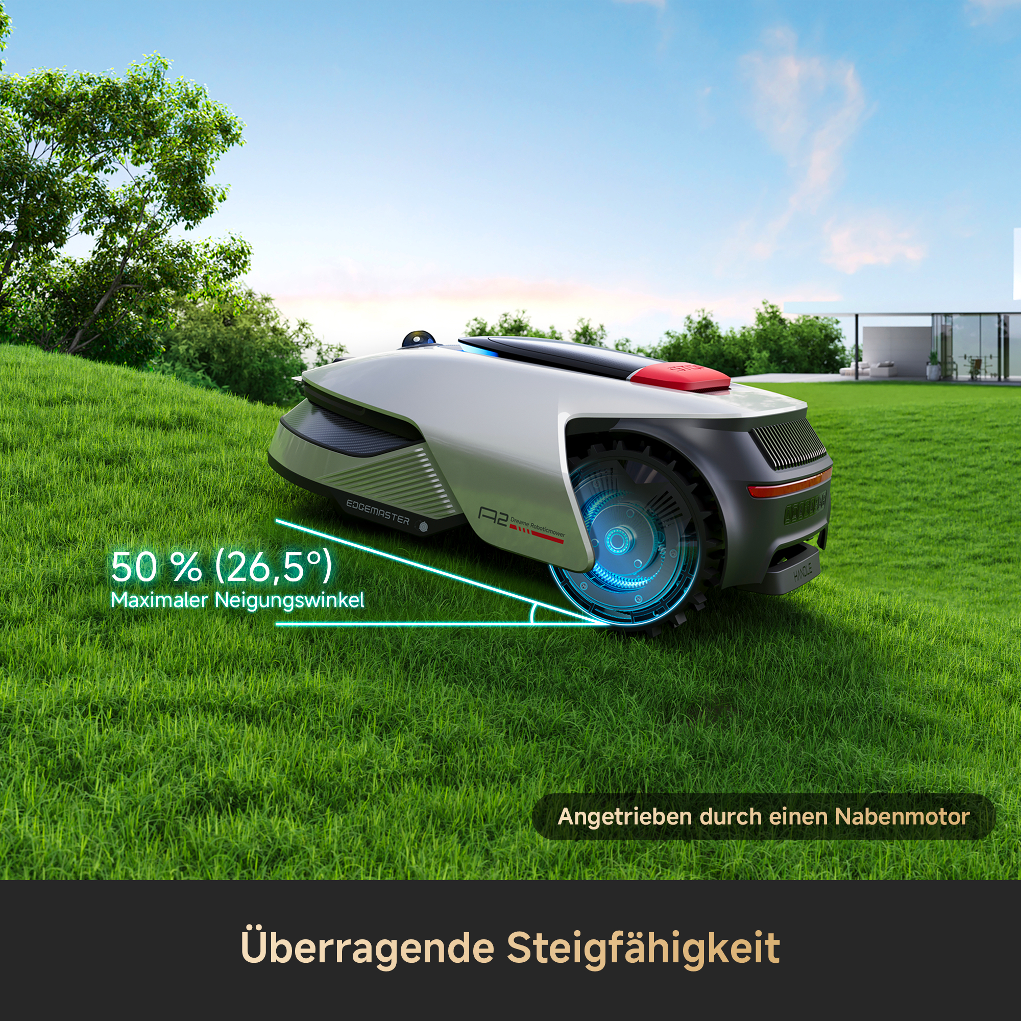 Ein Rasenmähroboter auf einem grünen Hang mit einer modernen Villa im Hintergrund.