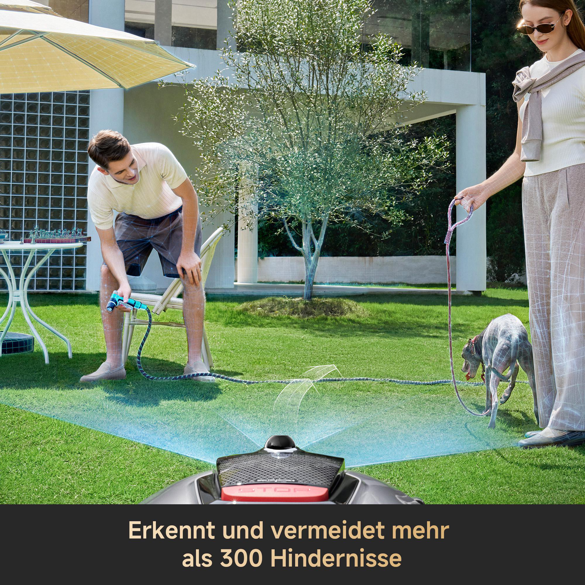 Mann gießt Rasen, Frau geht mit Hund, Mähroboter auf Gras.