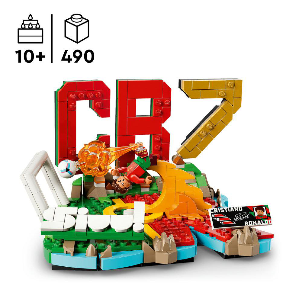 Fußball-LEGO-Set mit CR7-Logo, Spieler, Ball und Tor.
