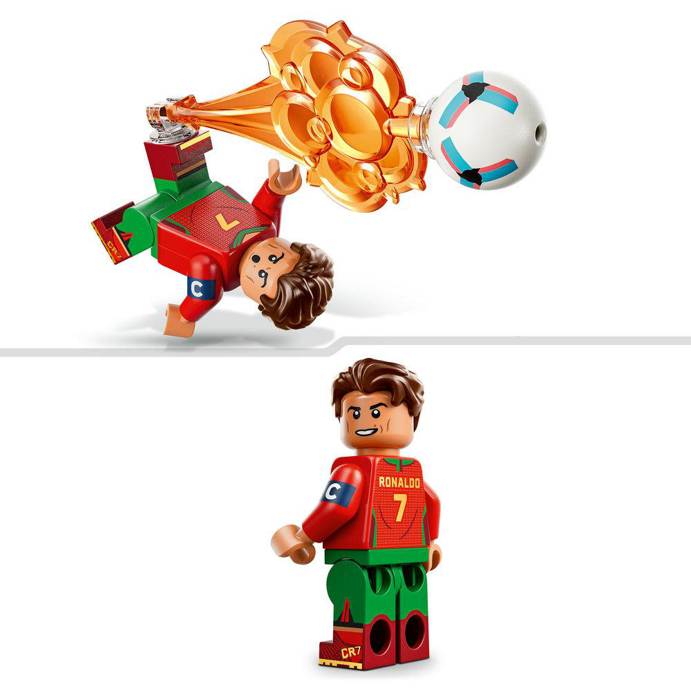Lego-Fußballspieler Cristiano Ronaldo mit Trophäe und Ball.