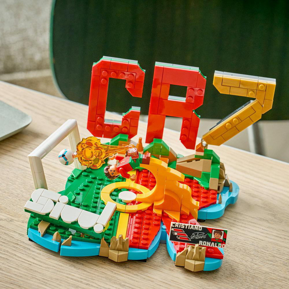 Fußball-LEGO-Set mit CR7-Buchstaben, Tor und Spielfiguren auf grünem Untergrund.