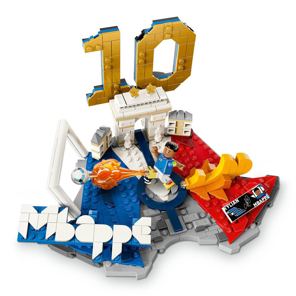 Ein Lego-Set mit einem Fußballspieler, dem Arc de Triomphe, der Zahl 10 und dem Namen MBAPPE.