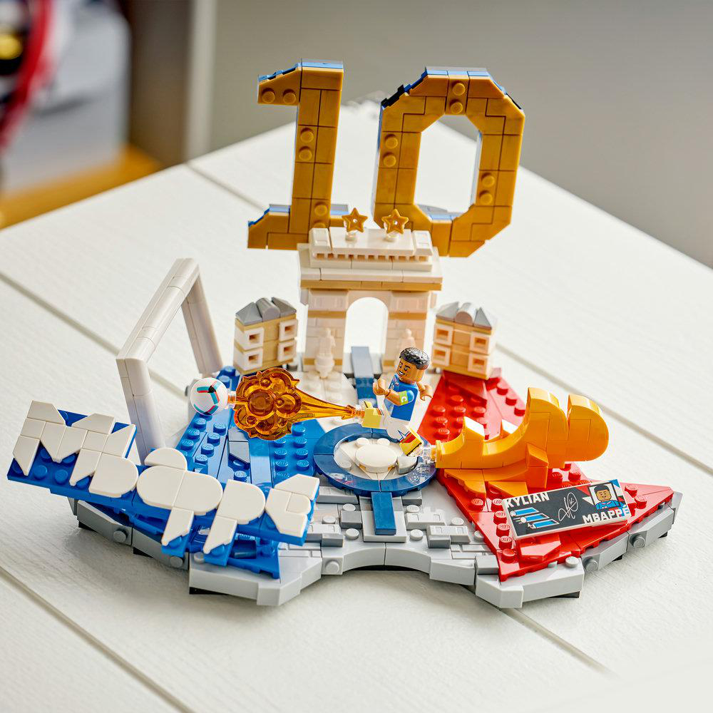 Lego-Modell mit Arc de Triomphe, Mbappe-Schriftzug und Fußballspieler.