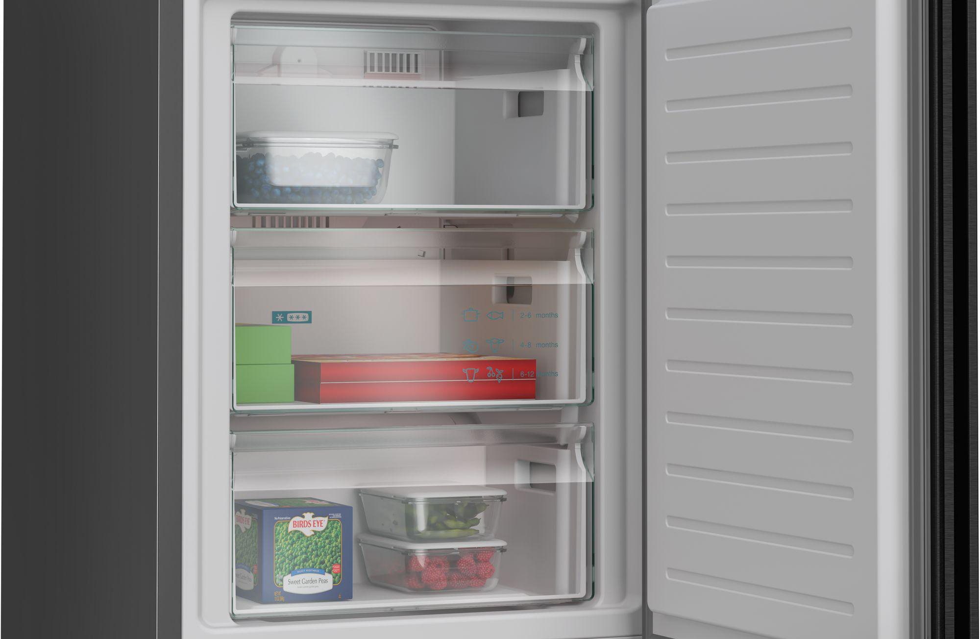 Gefrierschrank mit gefrorenen Lebensmitteln: Beeren, Erbsen, Himbeeren in Behältern.