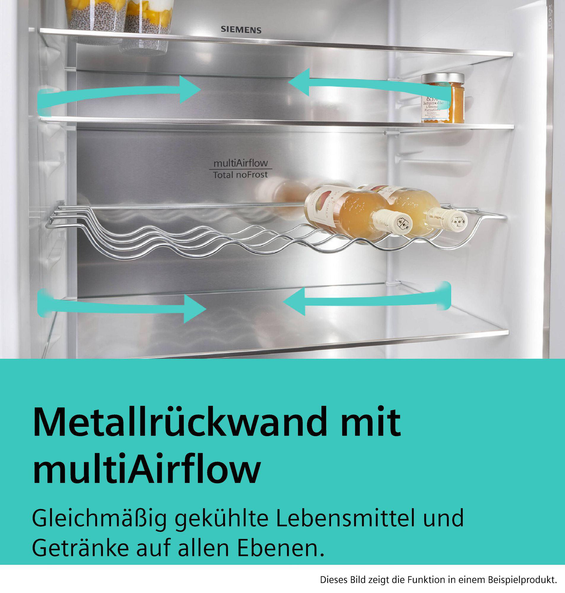 Kühlschrank mit Metallrückwand und MultiAirflow-Pfeilen, Flaschen und Marmelade.