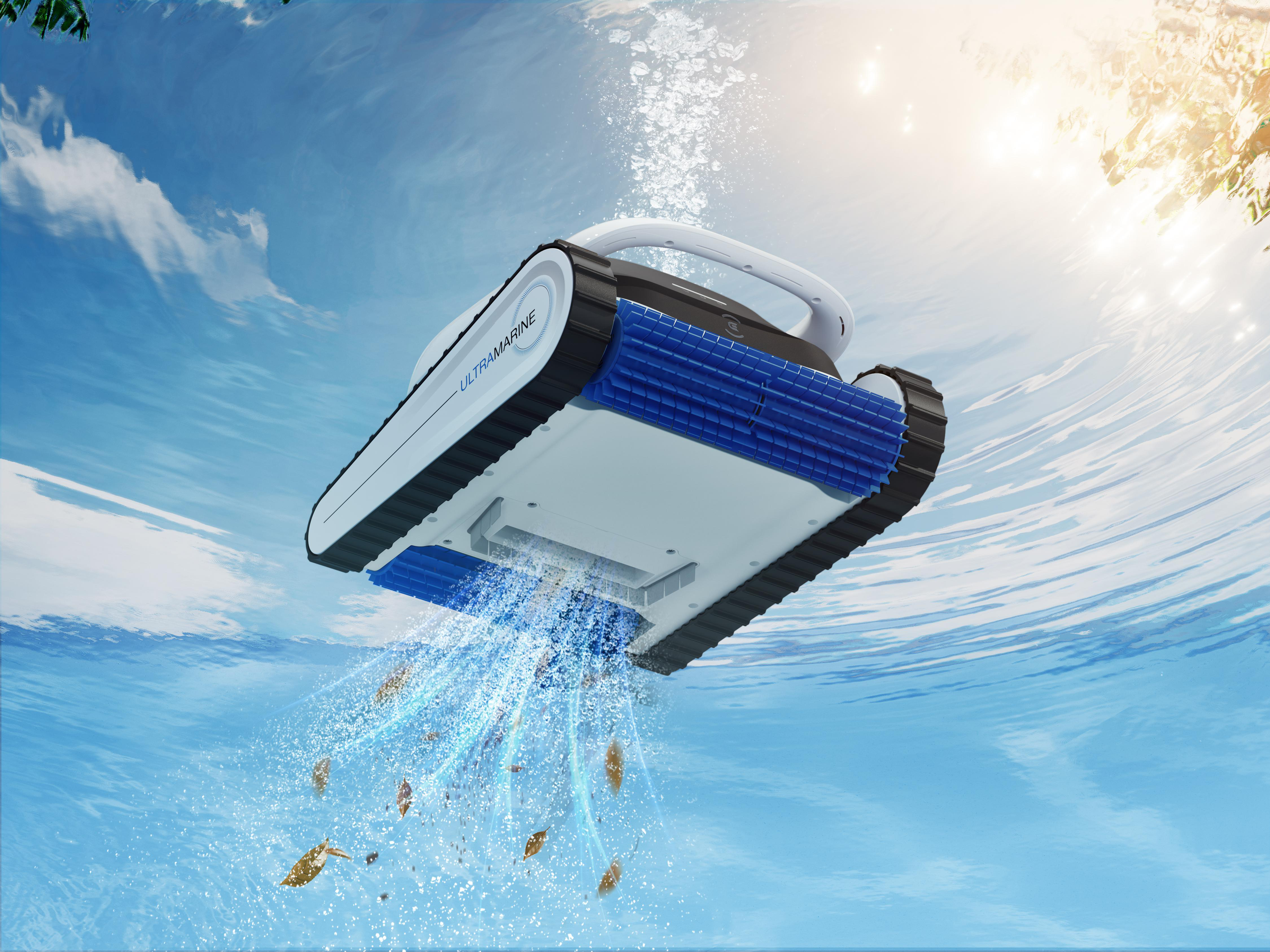 Ein Poolreiniger mit blauen Bürsten saugt Blätter aus dem Wasser.
