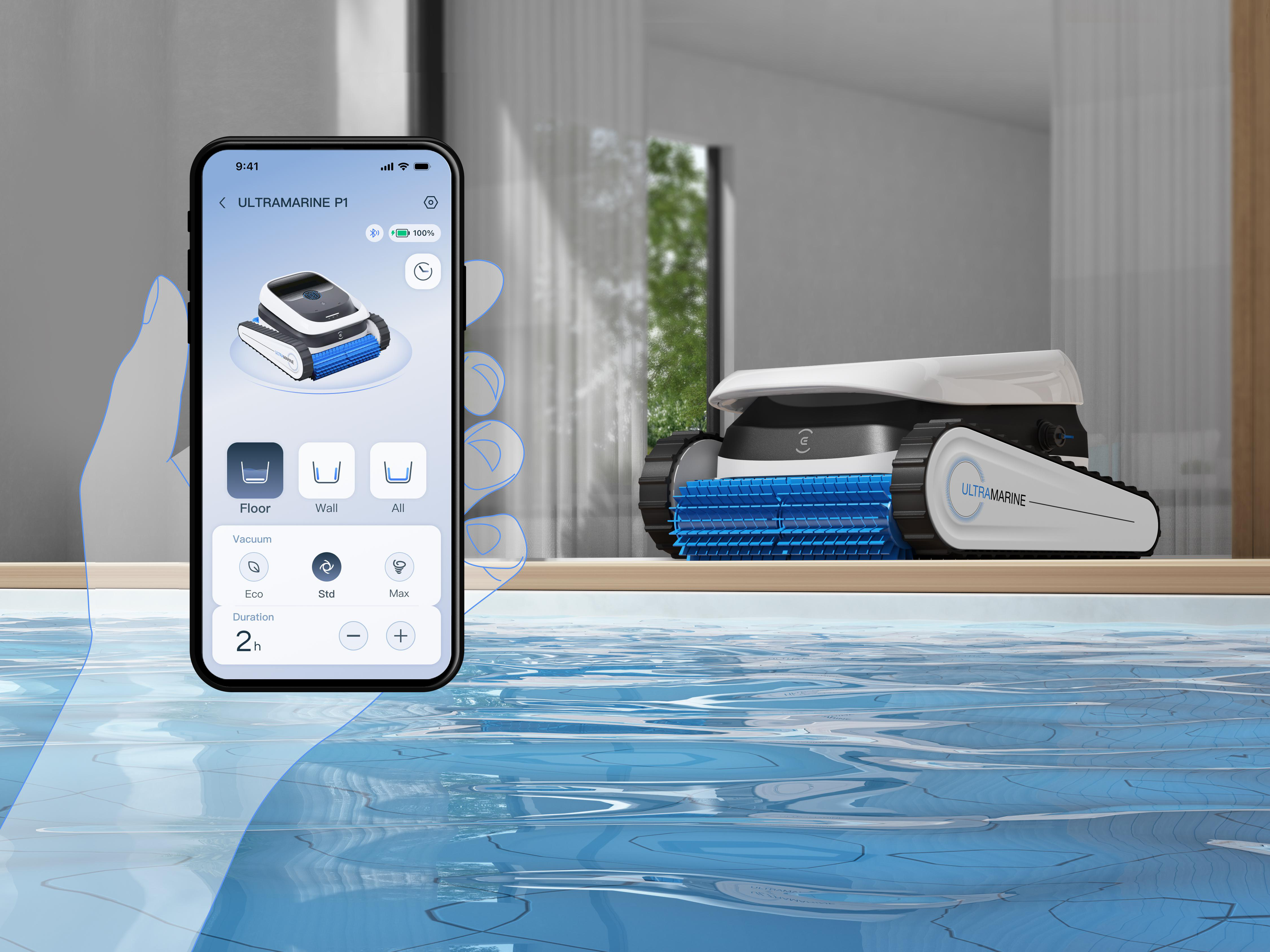 Ein Smartphone zeigt eine App zur Steuerung eines Poolreinigers, der am Poolrand steht.