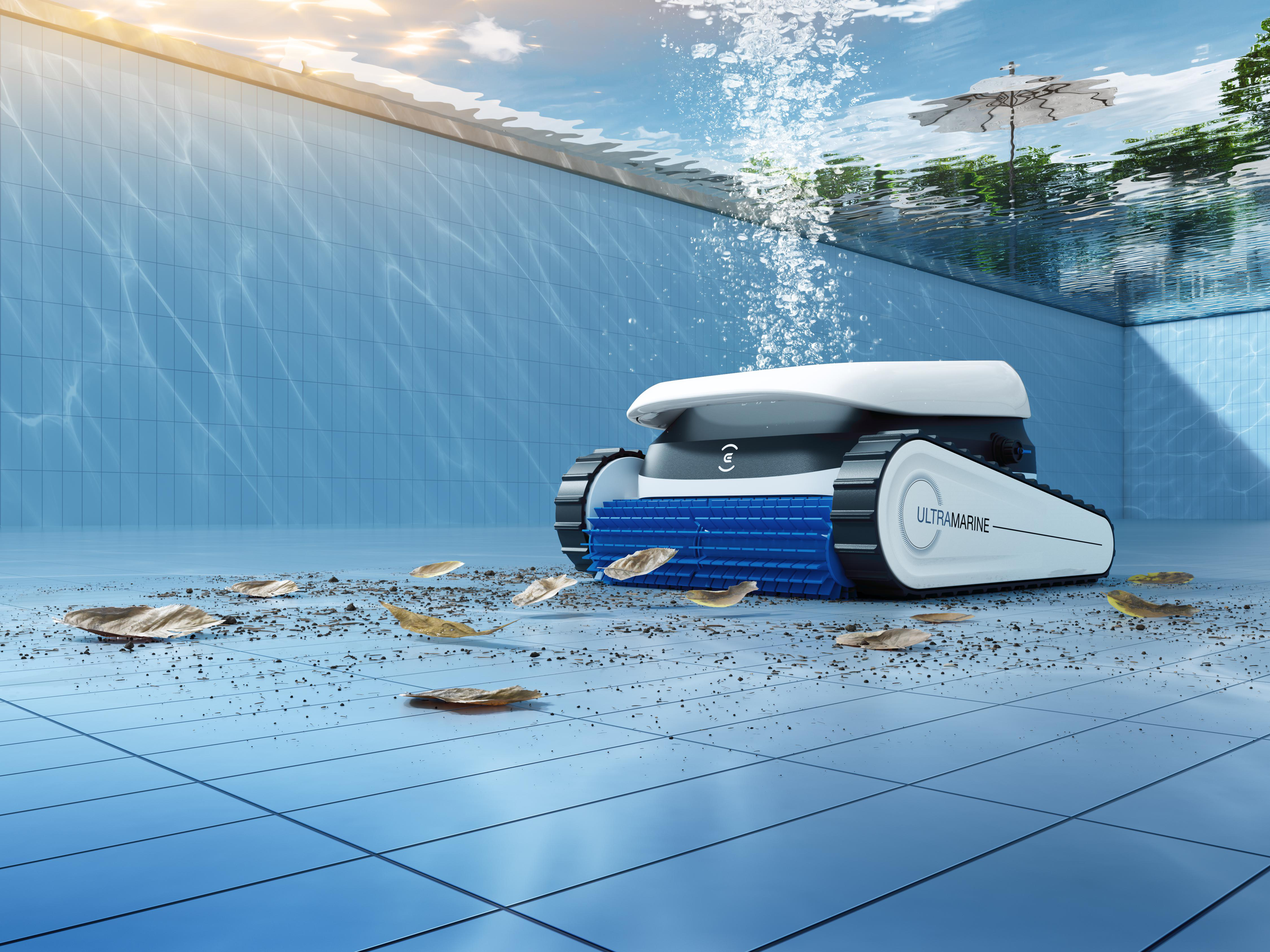 Ein Poolreiniger mit Bürsten auf blau gekachelten Boden, Laub und Schmutz.