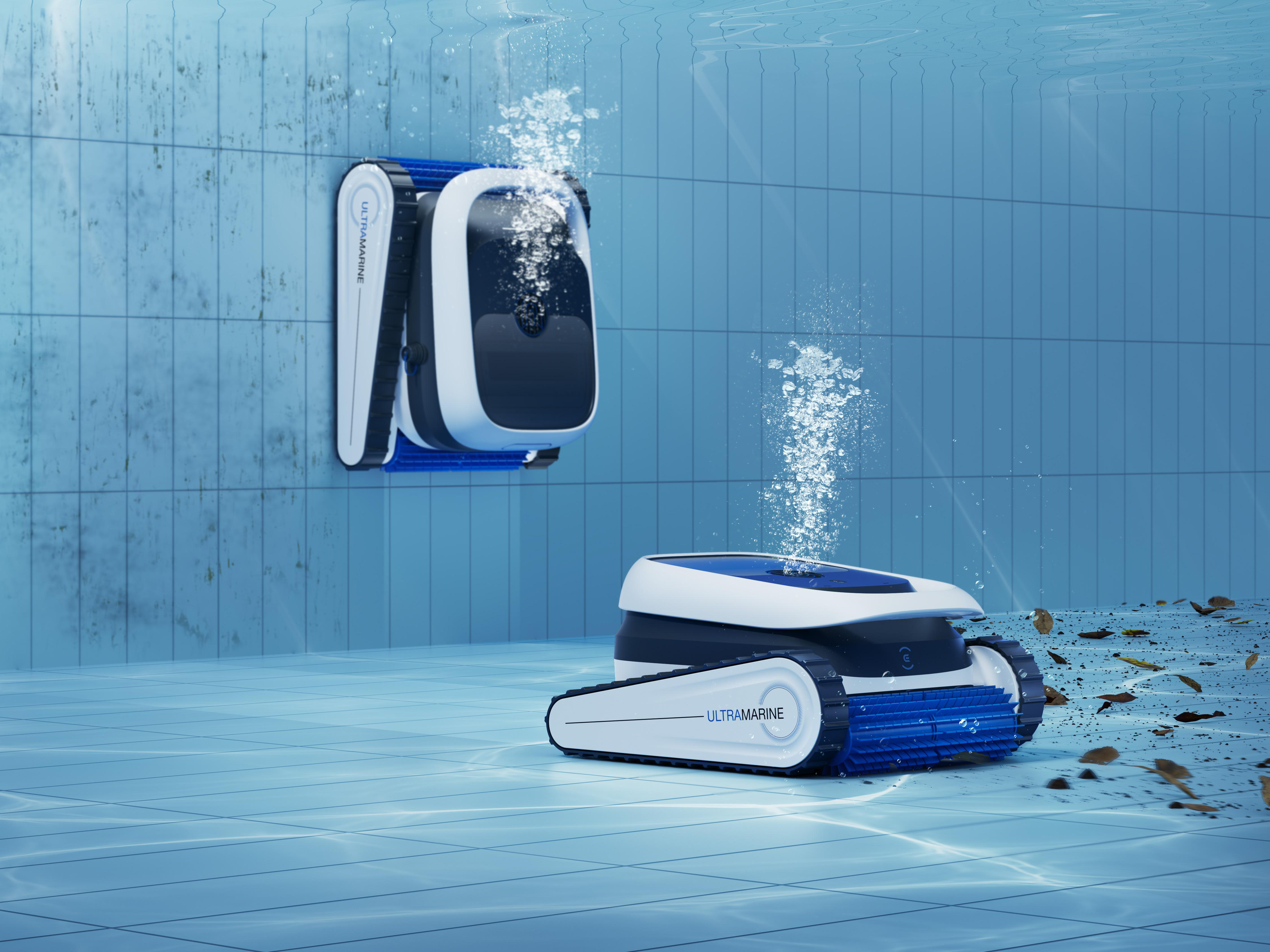 Zwei weiße und blaue Poolroboter, einer an der Wand, der andere auf dem Boden.