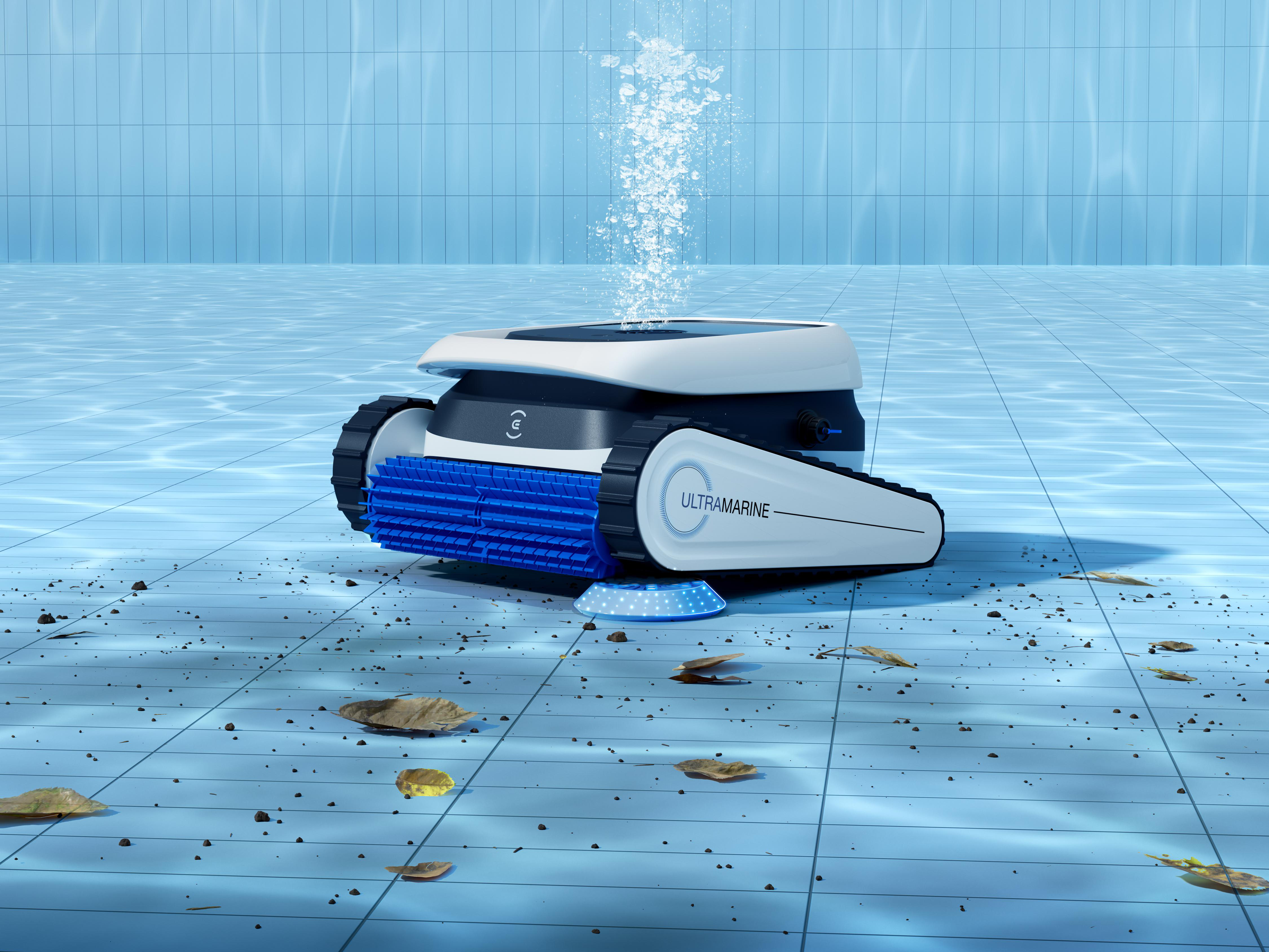 Ein weißer und blauer Poolroboter reinigt den Boden eines Pools mit Blättern.
