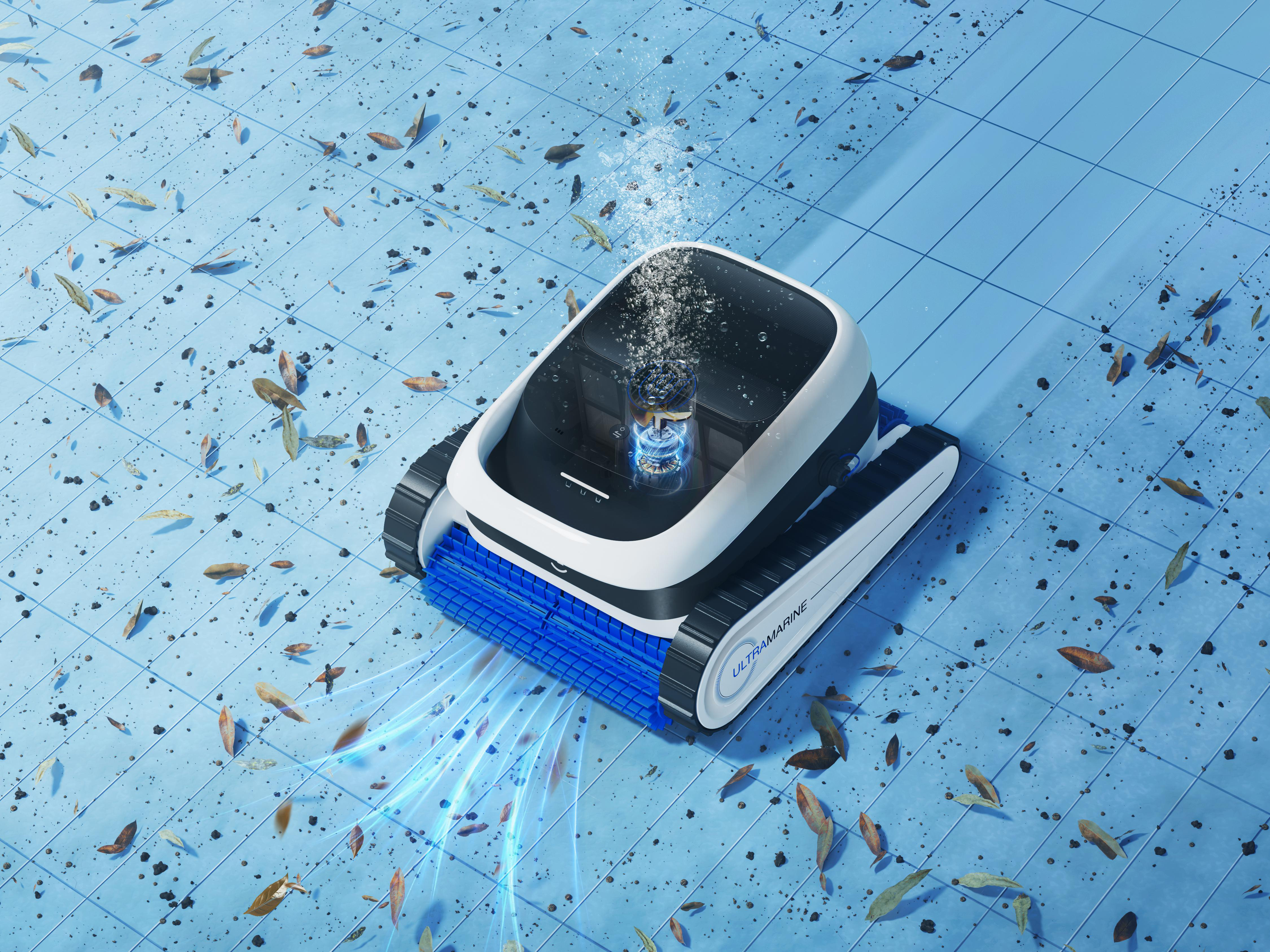 Ein Poolroboter reinigt einen blauen Poolboden, bedeckt mit Blättern und Schmutz.