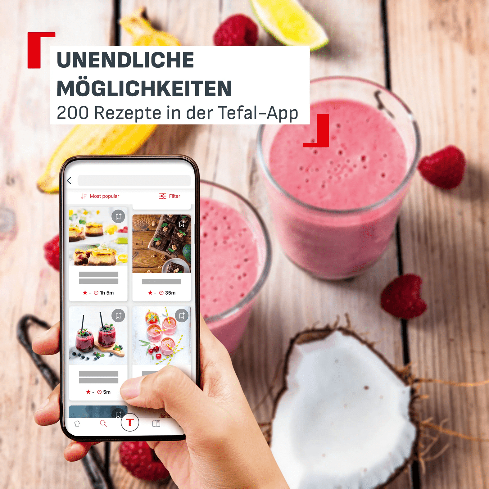 Eine Hand hält ein Smartphone mit Rezepten. Im Hintergrund sind Smoothies und Früchte.